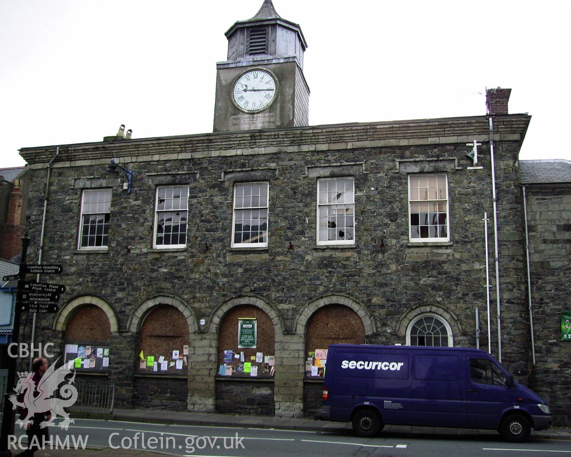 Digital photograph of Bala Town Hall.