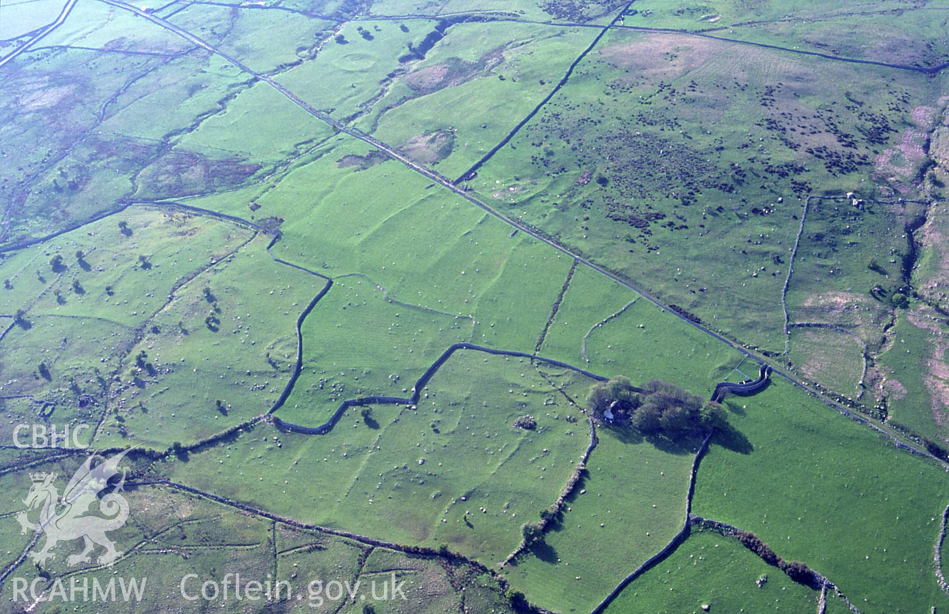 RCAHMW colour slide oblique aerial photograph of a homestead near Maen-y-bardd, Caerhun, taken on 28/04/1999 by Toby Driver