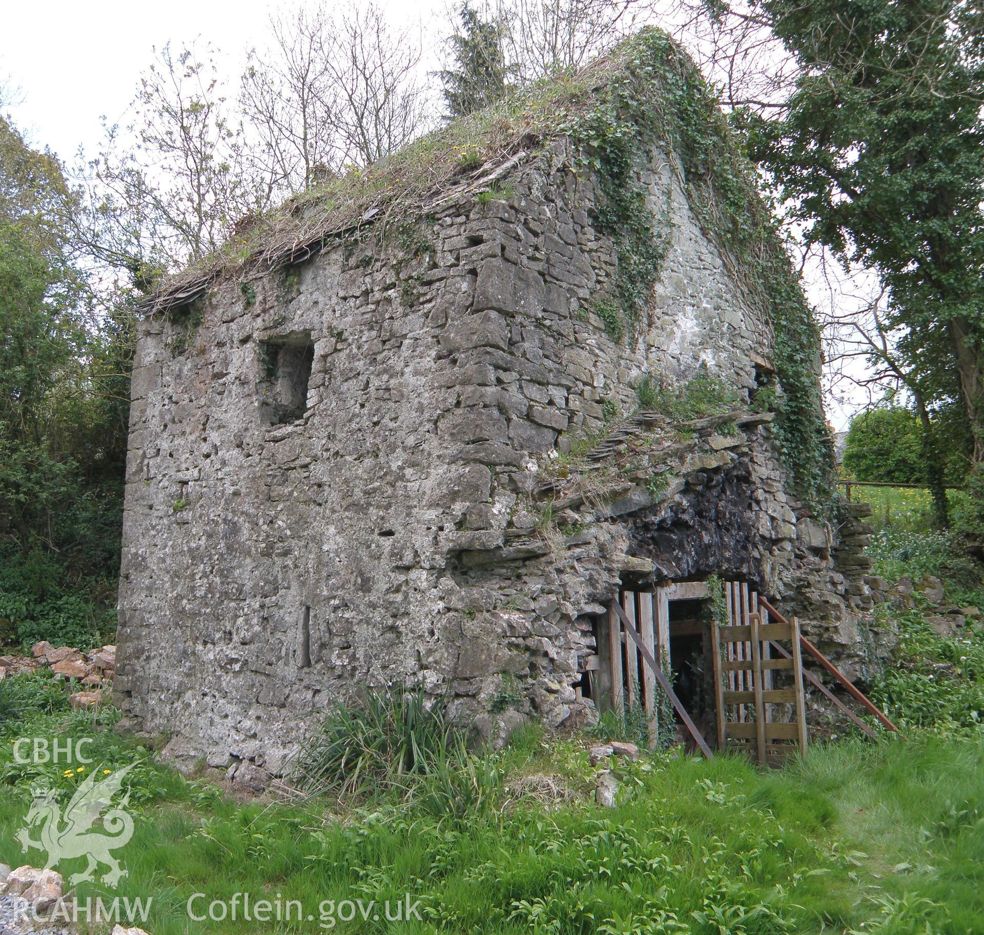 Colour photo of Tarr Farm, taken by Paul R. Davis, 9th May 2010.