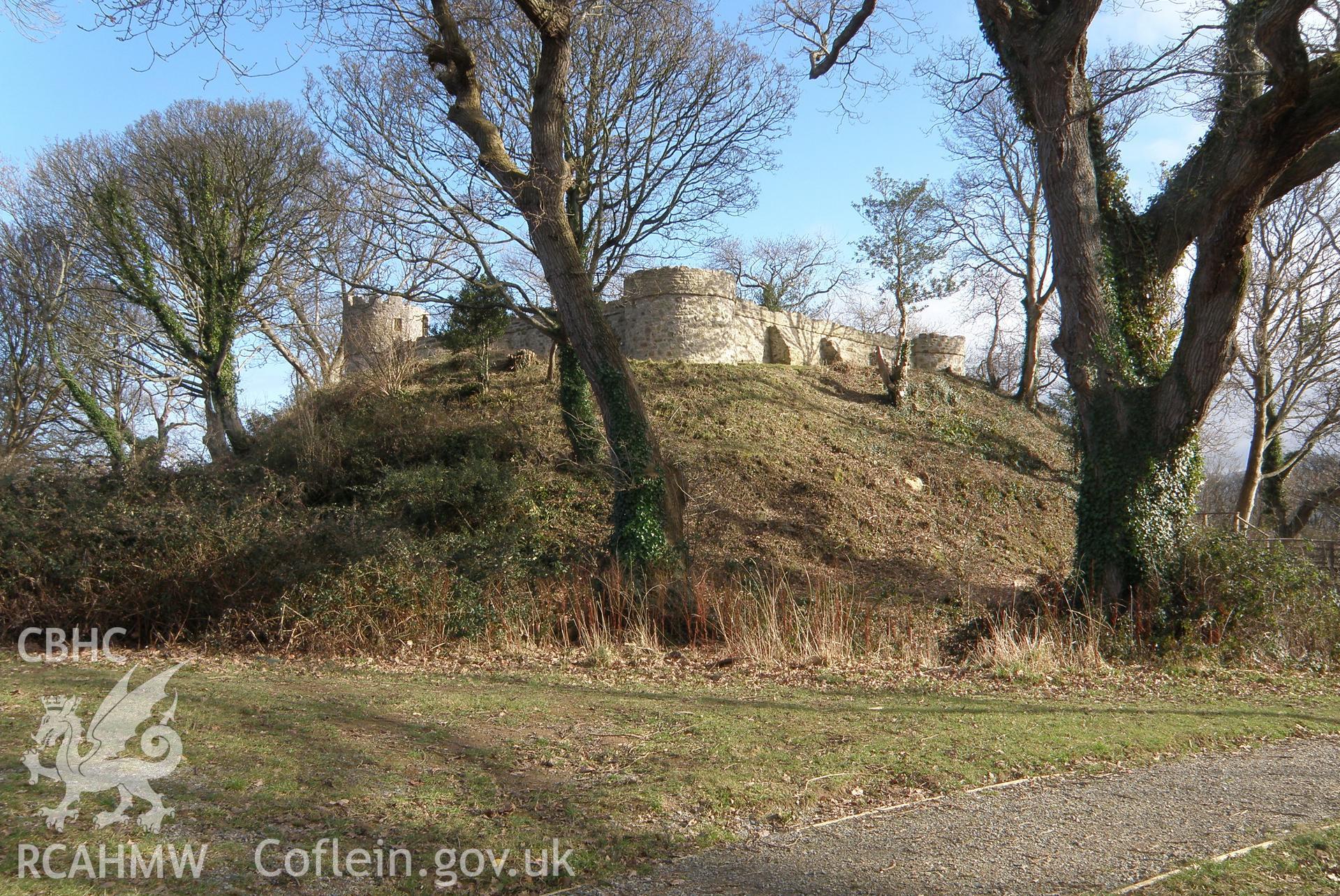 Colour photo of Castell Aberlleiniog, taken by Paul R. Davis, 12th February 2010.