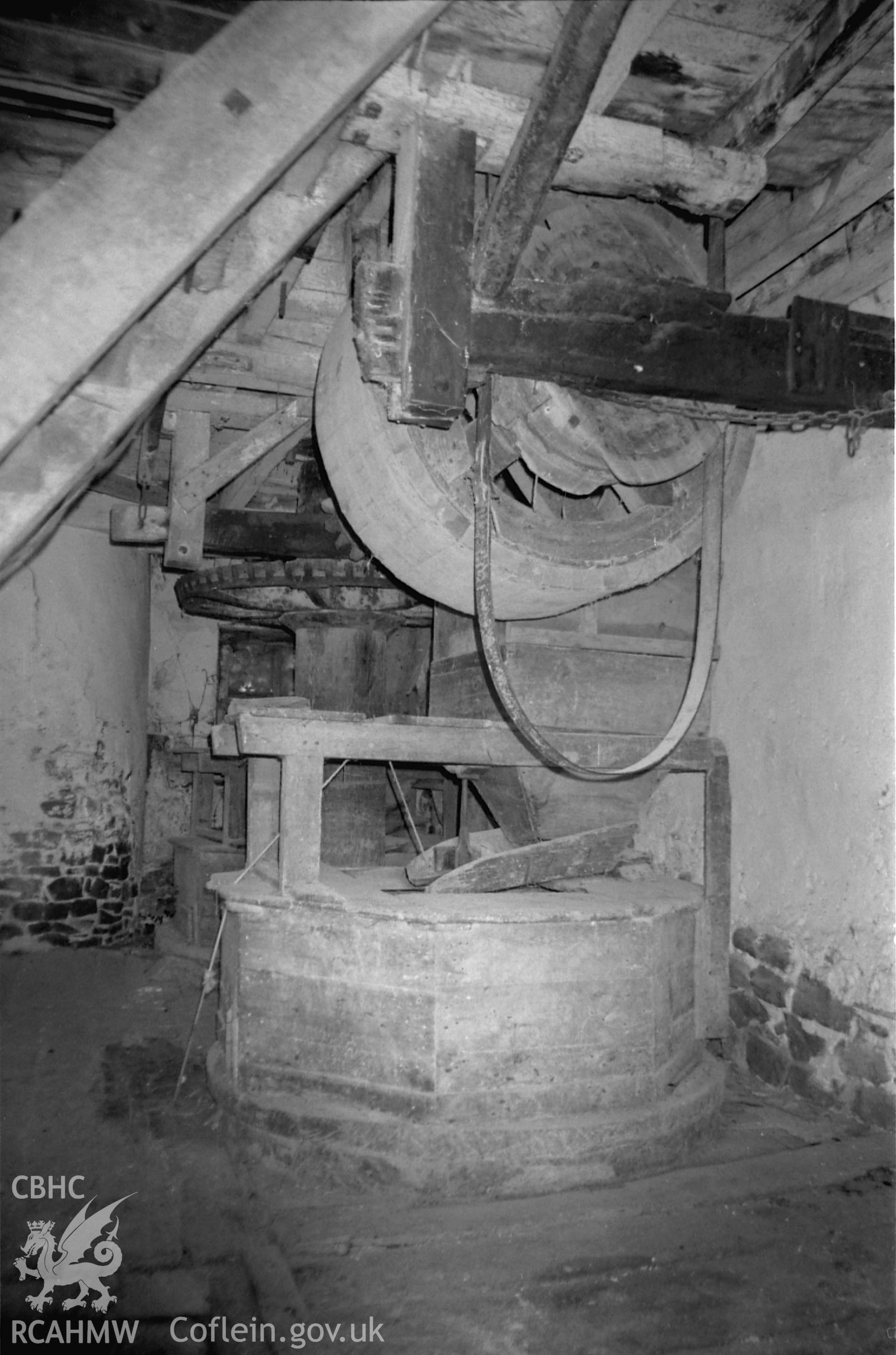 Stones and sack hoist drive. NA/GEN/2000/016