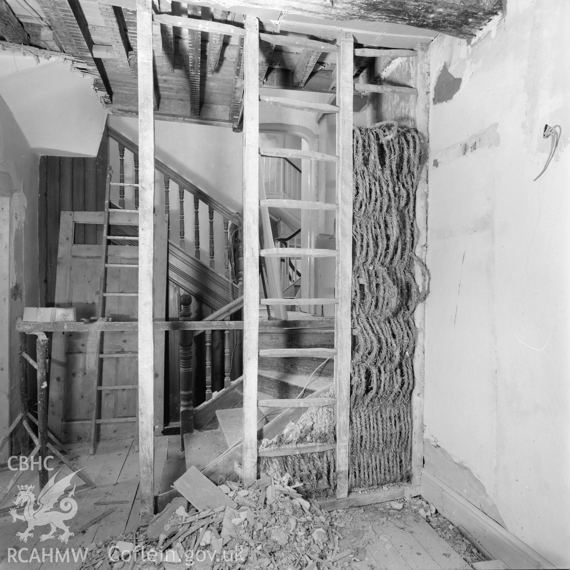 View of flax/grass rope under plaster