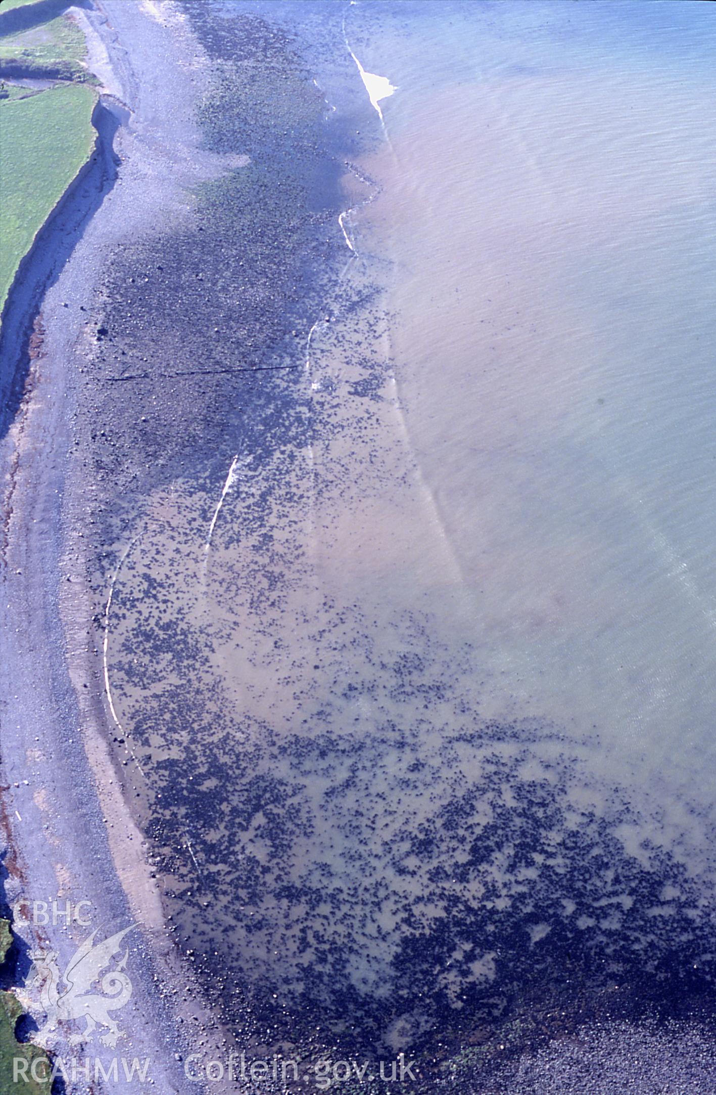 RCAHMW colour slide oblique aerial photograph of Craiglas Fish Traps, Llanon, Llansantffraid, taken on 19/10/1999 by Toby Driver