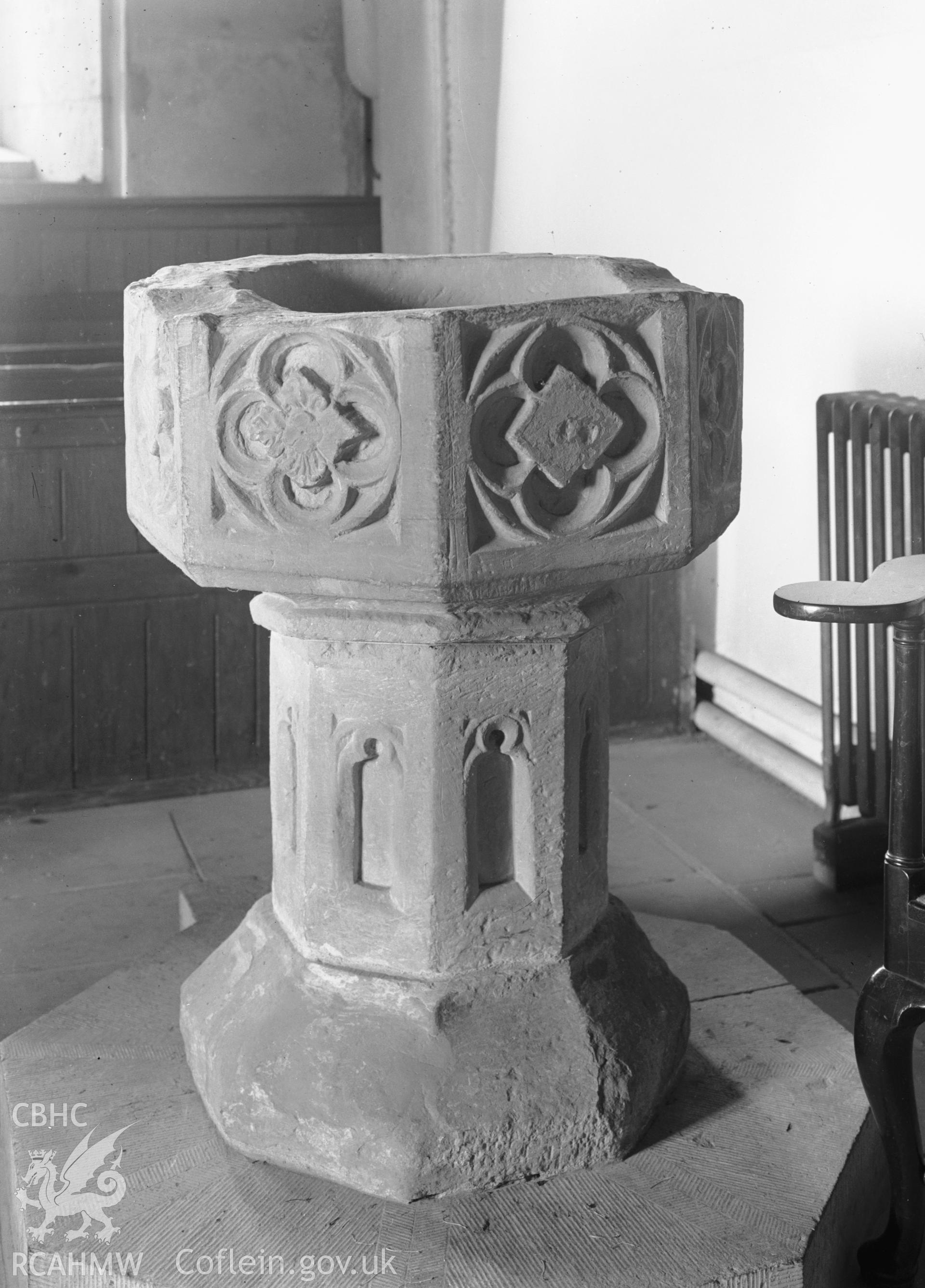 Interior: Font