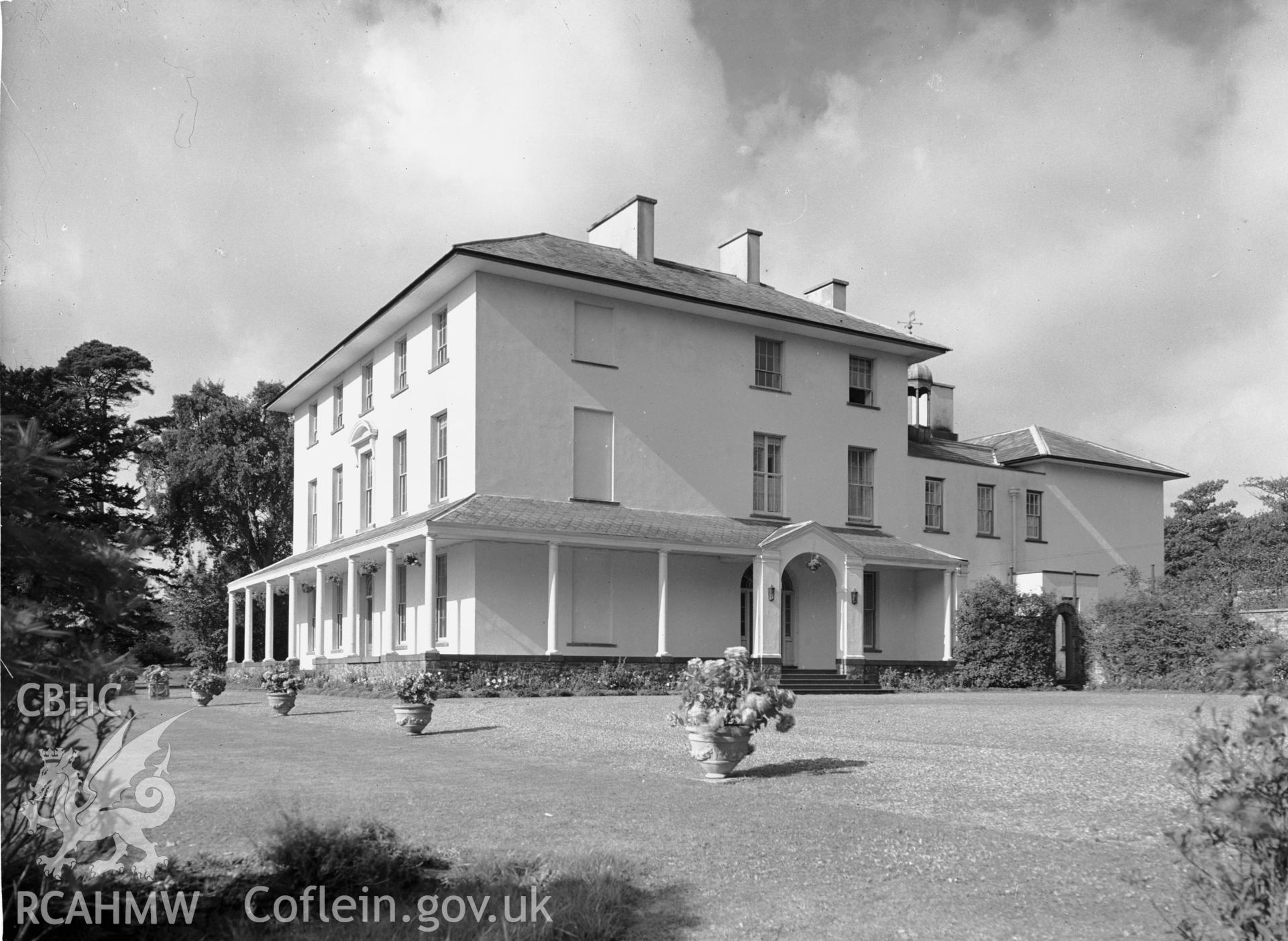 Exterior view of Broom Hall from the south-east.