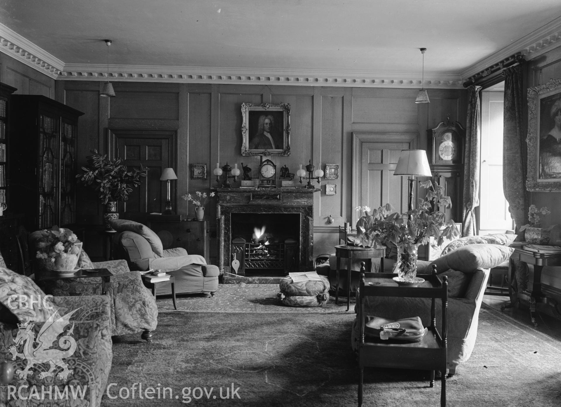 Interior view showing the drawing room.
