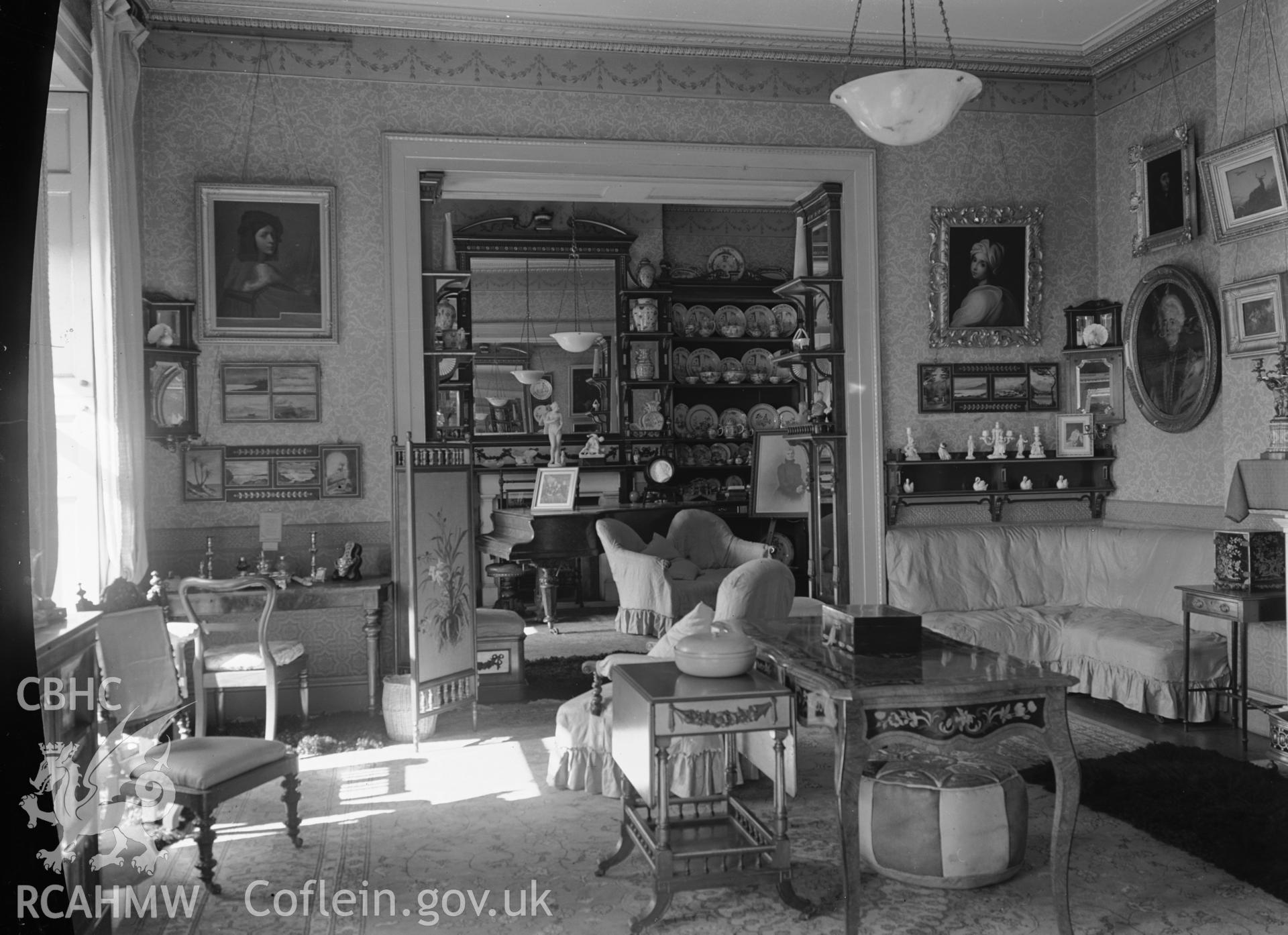 Interior view showing the drawing room.