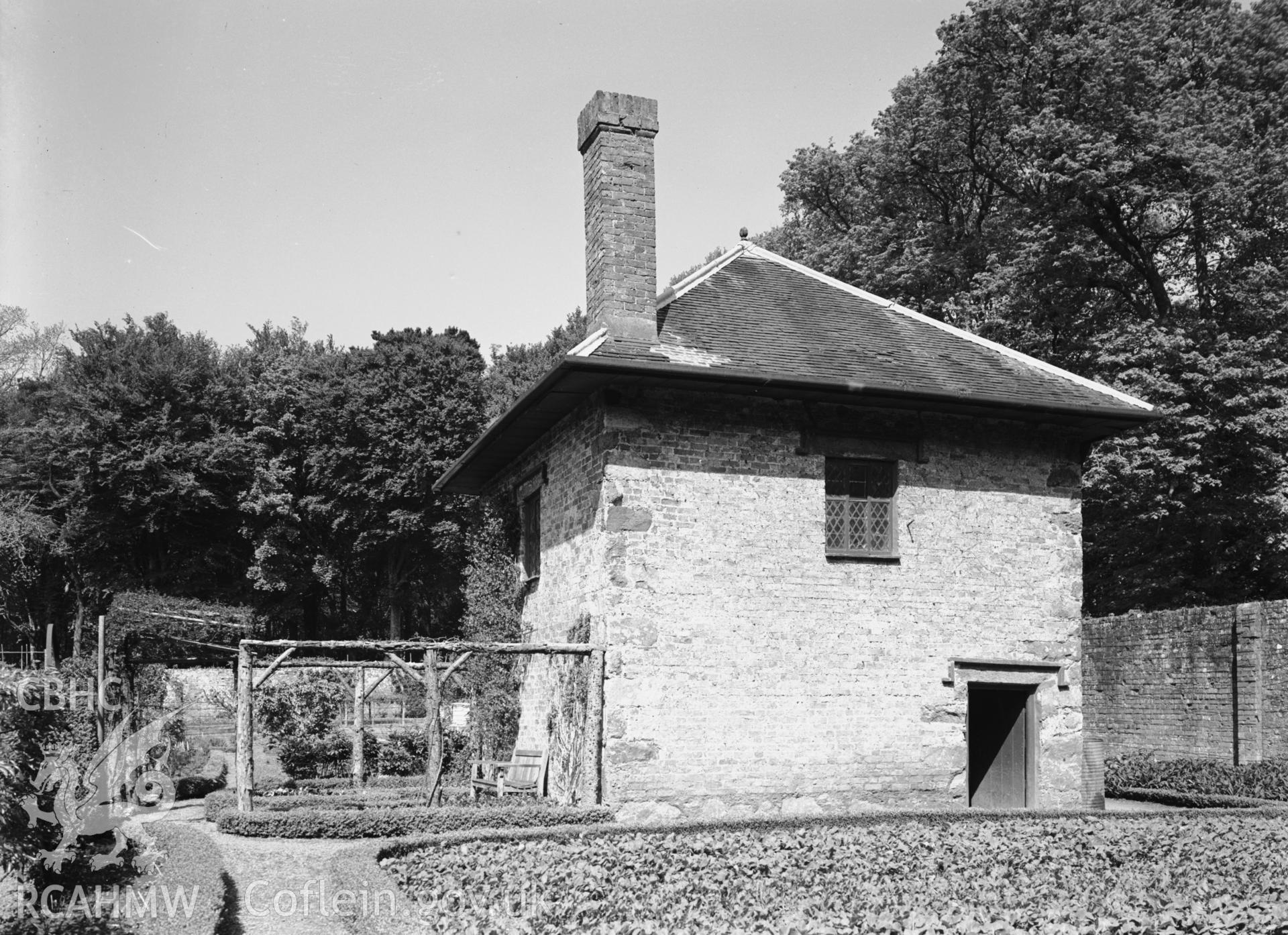 Exterior view of the garden house.