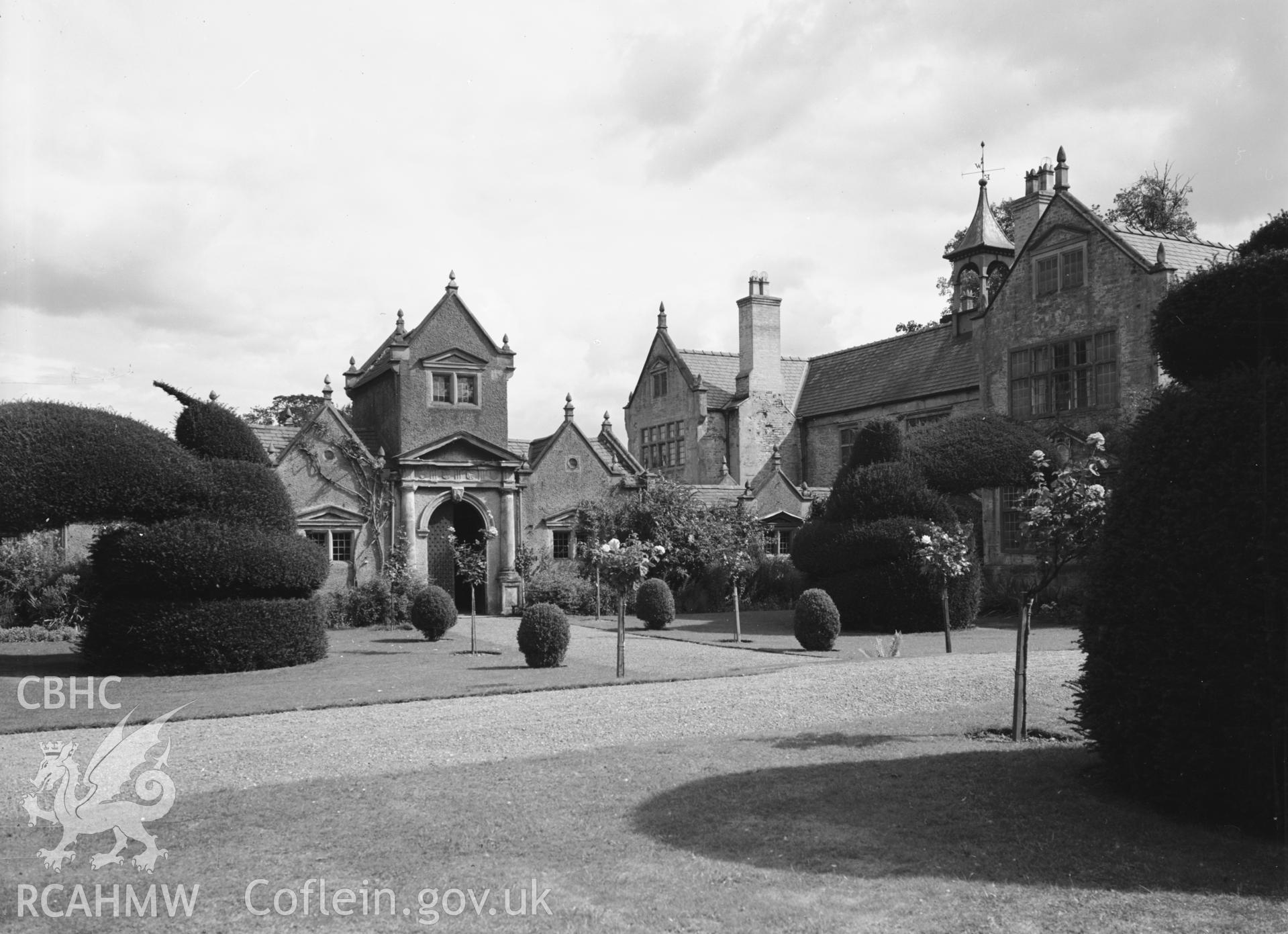 Exterior: porter's lodge and servants' quarters from the W