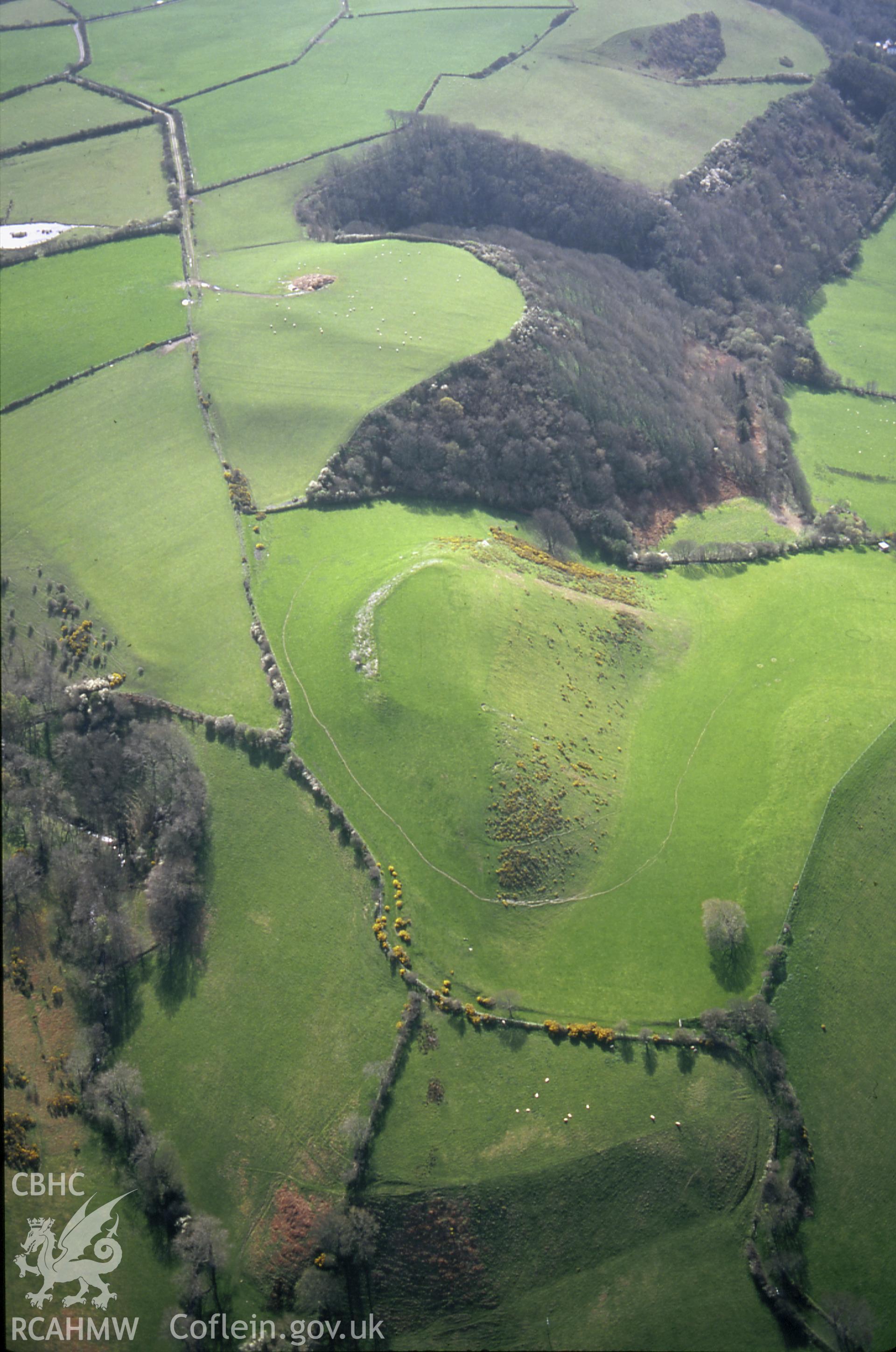 RCAHMW colour slide oblique aerial photograph of Castell-Mawr, Llanrhystyd, taken on 31/03/1998 by Toby Driver