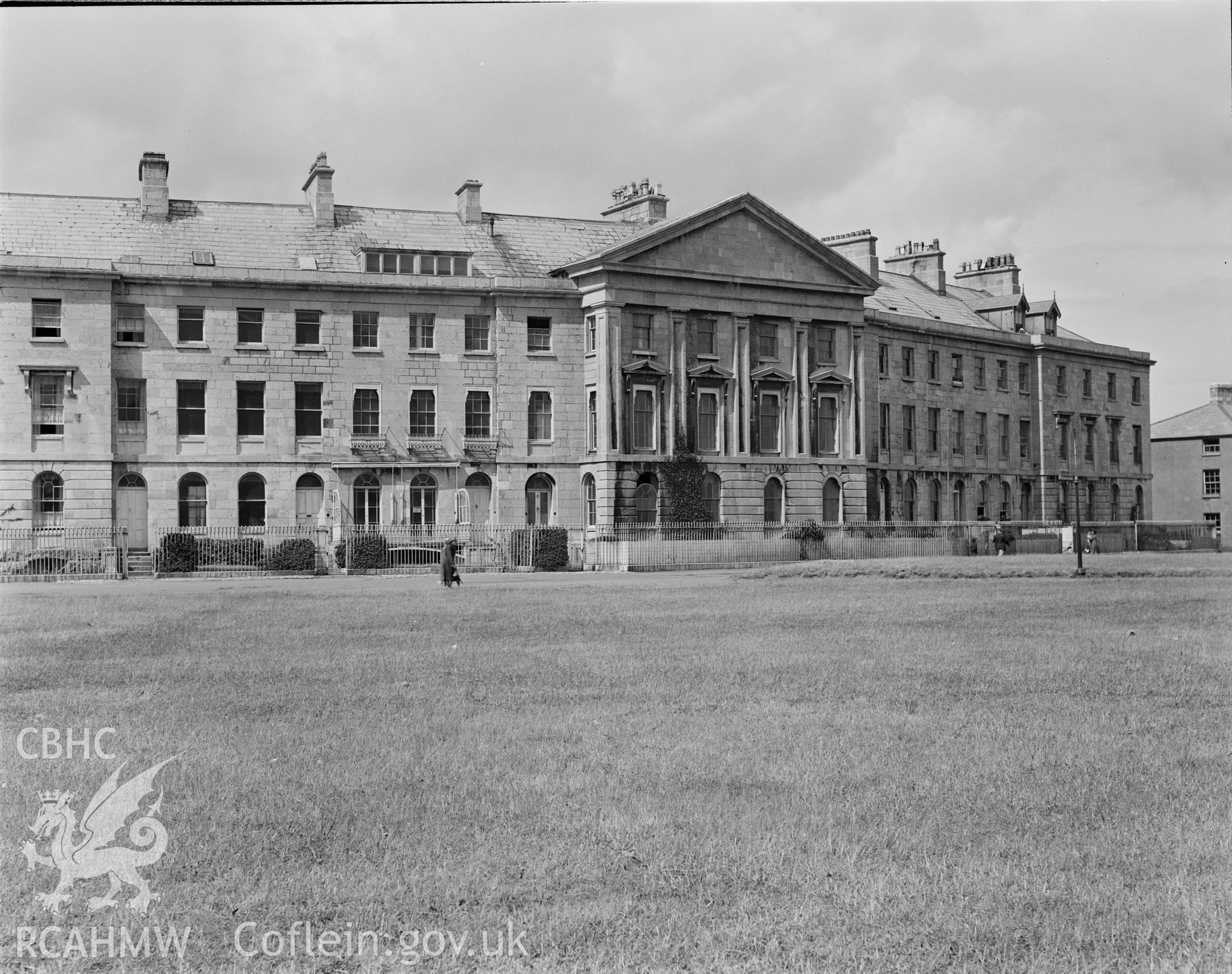 Extract of text from the RCAHMW inventory and a black and white photo of 1-20 Victoria Terrace, Beaumaris.