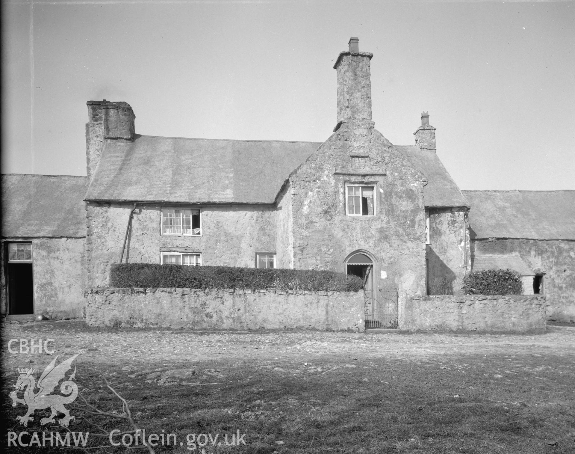 Descriptive account of Bodeilio, Llanddyfnan, including investigator's report, pen sketch plan, photocopied extract taken from the RCAHMW inventory, and black and white print taken in 1960.