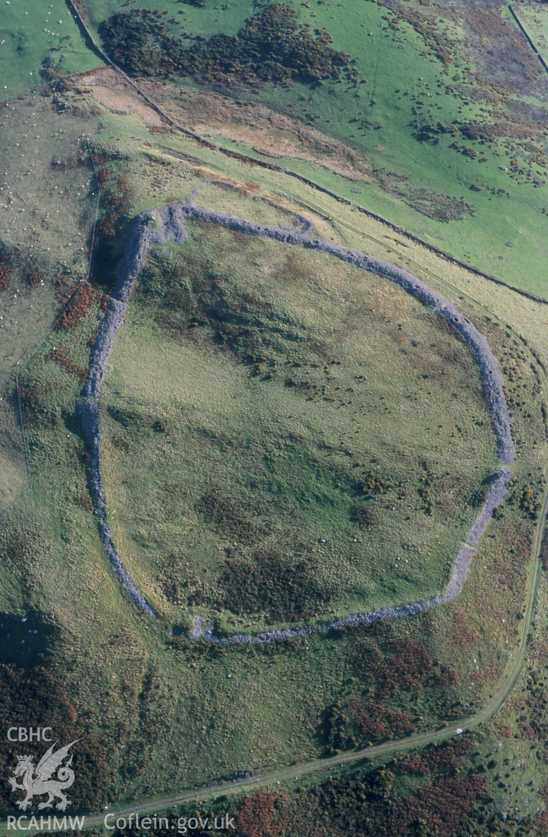 RCAHMW colour slide oblique aerial photograph of Caer Drewen Camp;  Caer Drewyn Camp, Corwen, taken by T.G.Driver on the 17/10/2000