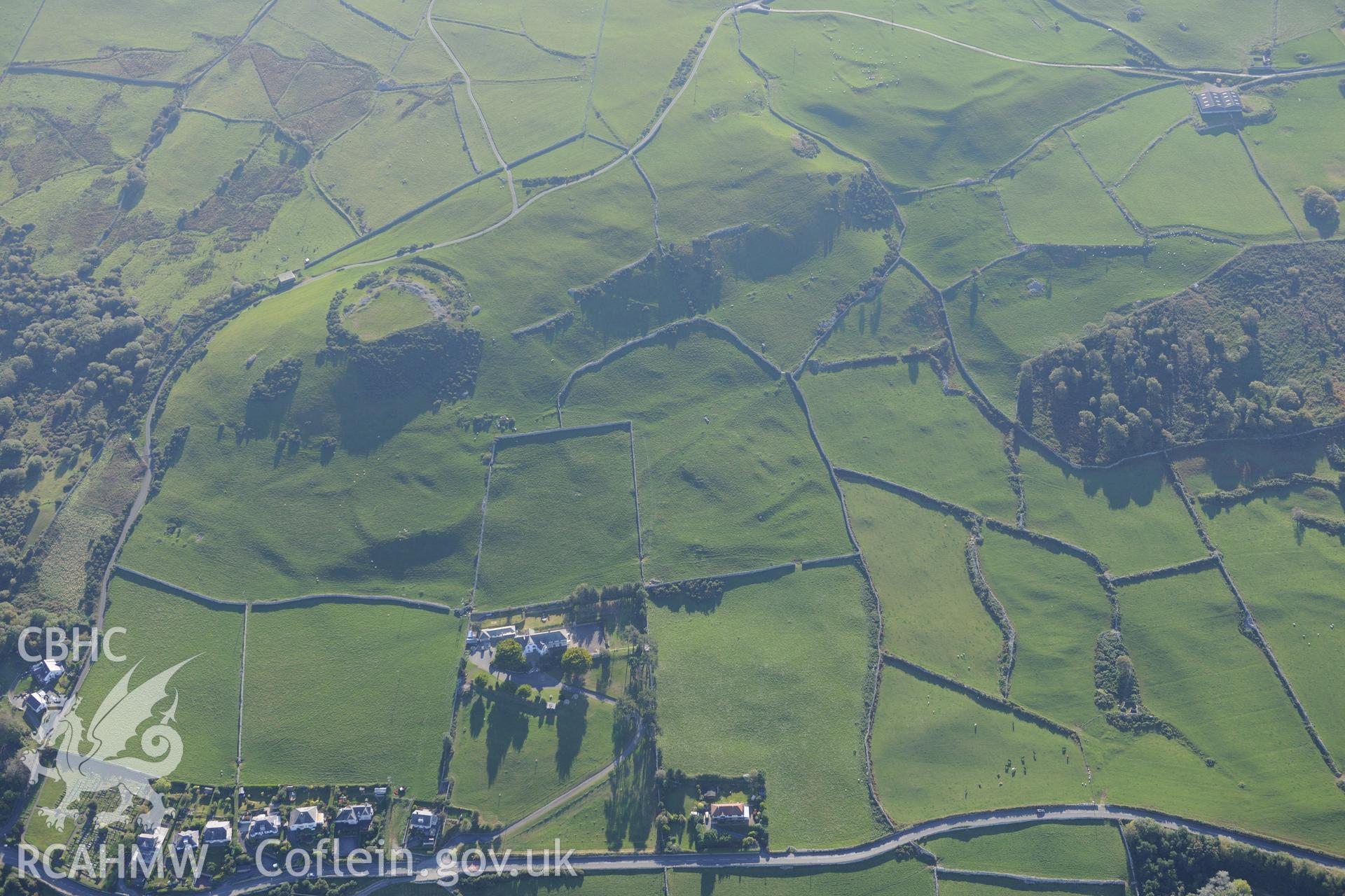 Ty Gwyn, Castell y Gaer, the field system to the west of the Castell, & an enclosure north east of Carn-Gadell Uchaf. Oblique aerial photograph taken during Royal Commission's programme of archaeological aerial reconnaissance by Toby Driver on 2/10/2015.