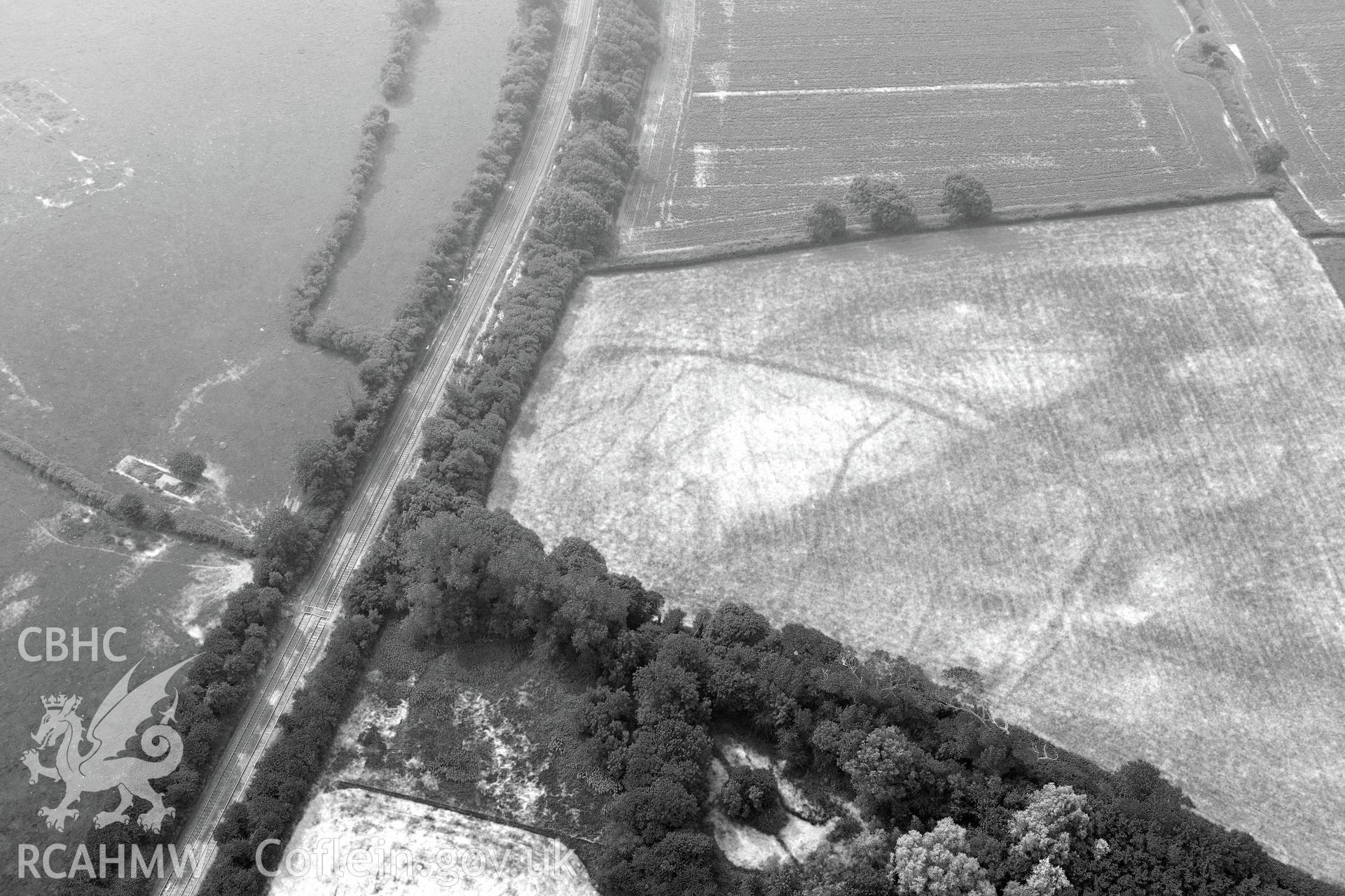 Royal Commission aerial photography of Water Lane defended enclosure recorded during drought conditions on 22nd July 2013.