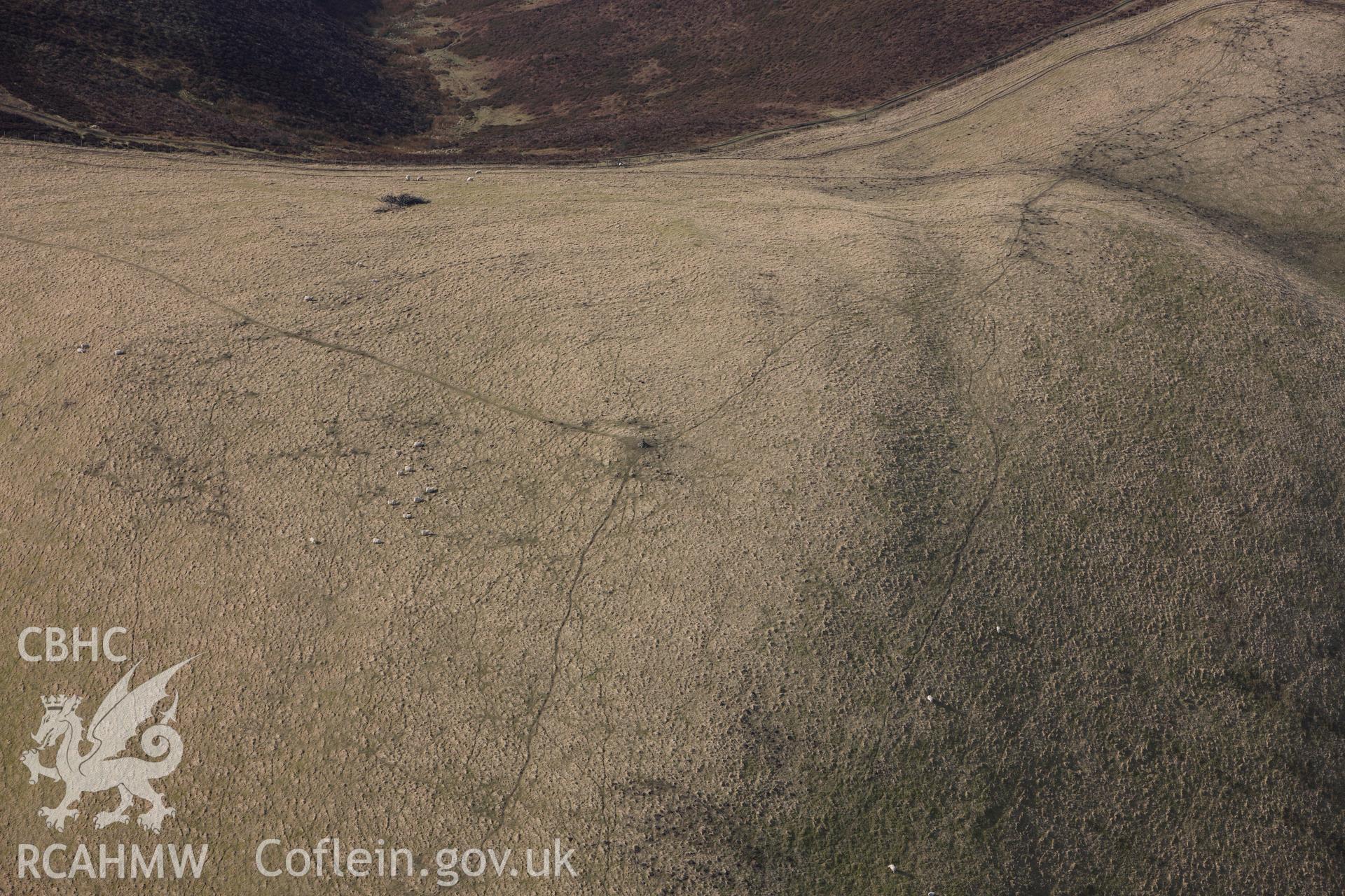 Moel-y-Plas barrow, south east of Ruthin. Oblique aerial photograph taken during the Royal Commission?s programme of archaeological aerial reconnaissance by Toby Driver on 28th February 2013.