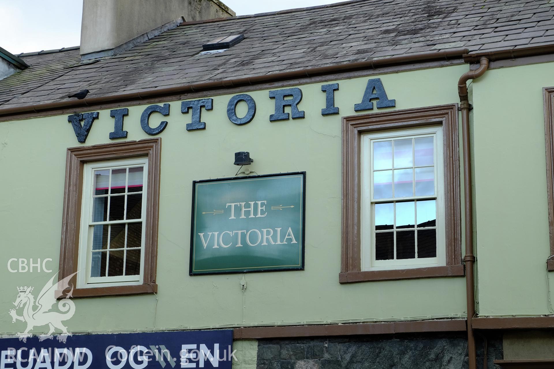 Colour photograph showing first floor detail of facade at The Victoria Inn, High Street, Bethesda, produced by Richard Hayman 2nd February 2017