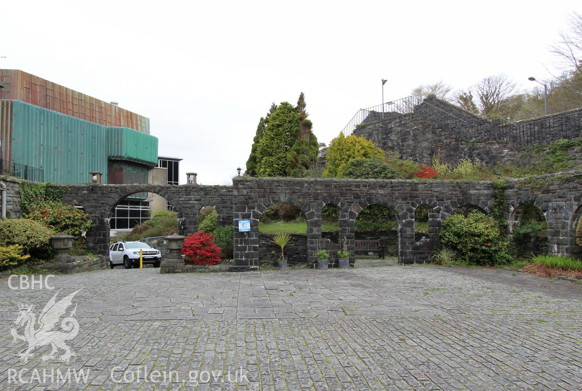 Plas Wernfawr, Harlech, courtyard garden to front