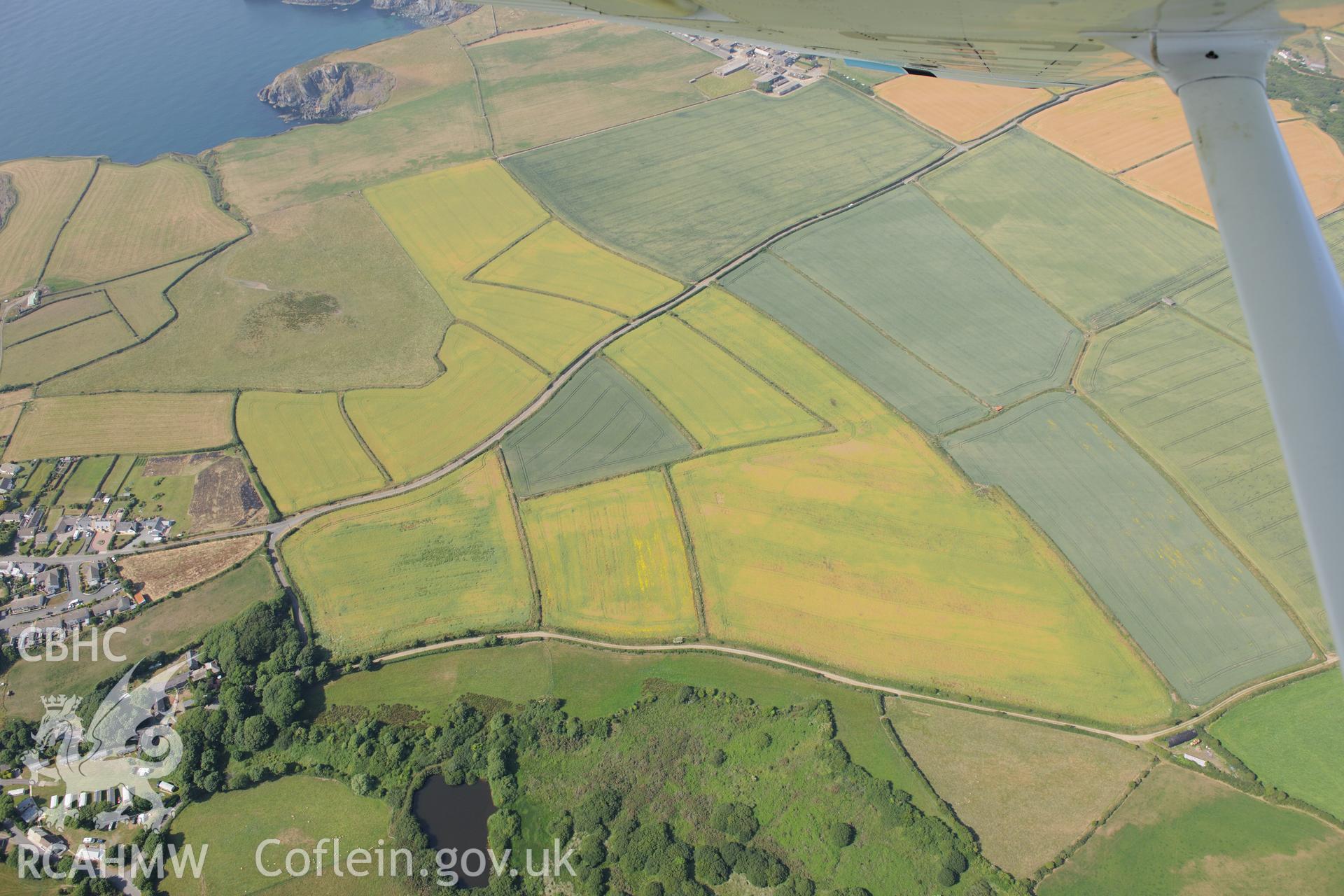 Mynydd Hwnt or Commins Mawr defended enclosure, east of Trefin, Pembrokeshire. Oblique aerial photograph taken during the Royal Commission?s programme of archaeological aerial reconnaissance by Toby Driver on 16th July 2013.