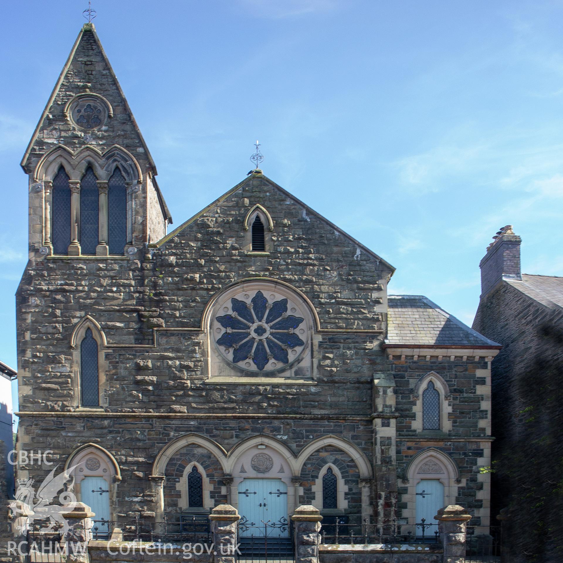 Colour photograph showing front elevation and entrance of Maengwyn Welsh Calvinistic Methodist Chapel, Maengwyn Street, Machynlleth. Photographed by Richard Barrett on 25th June 2018.