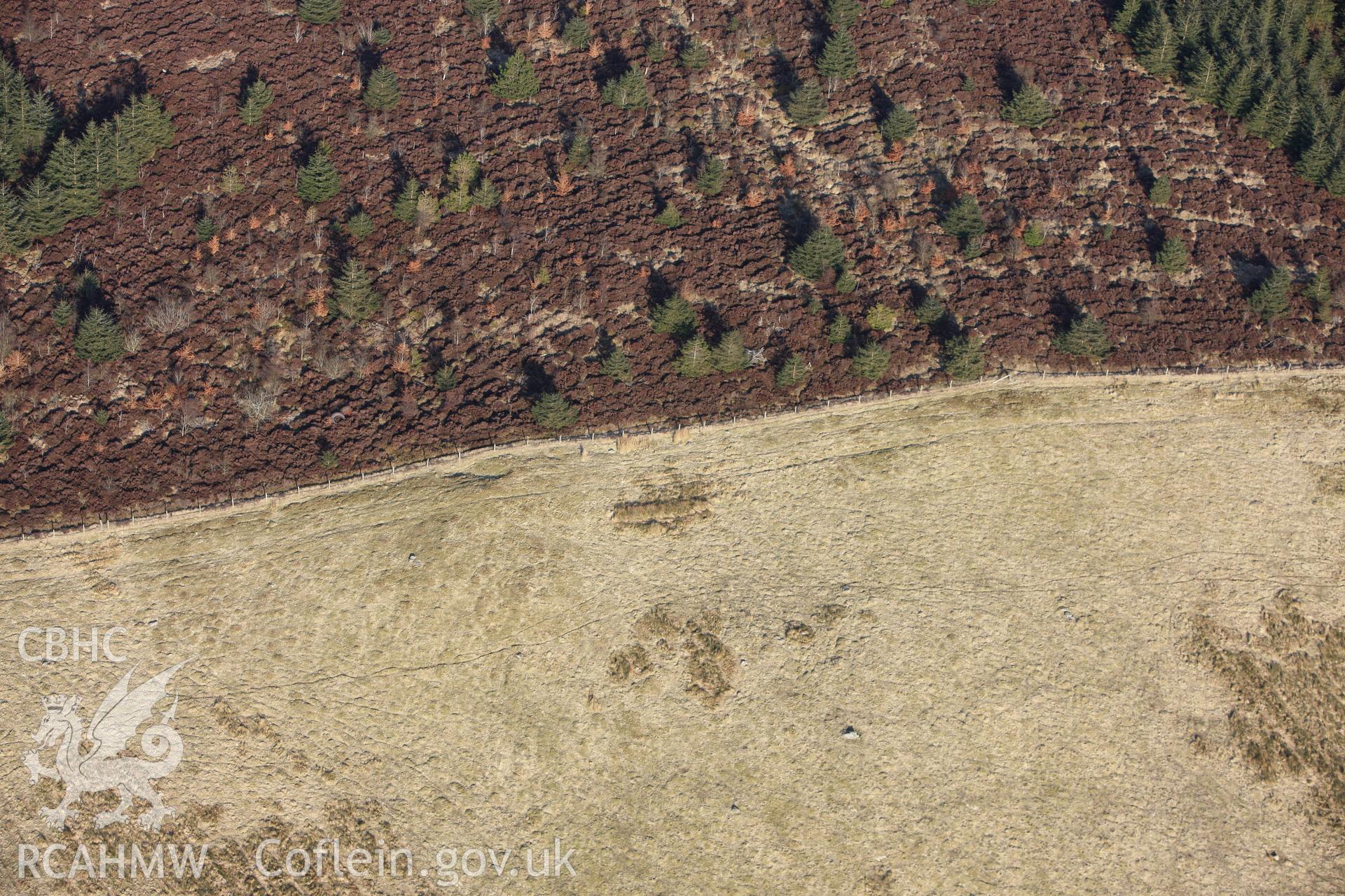 RCAHMW colour oblique photograph of Llyn Dwr Cairn. Taken by Toby Driver on 11/03/2010.