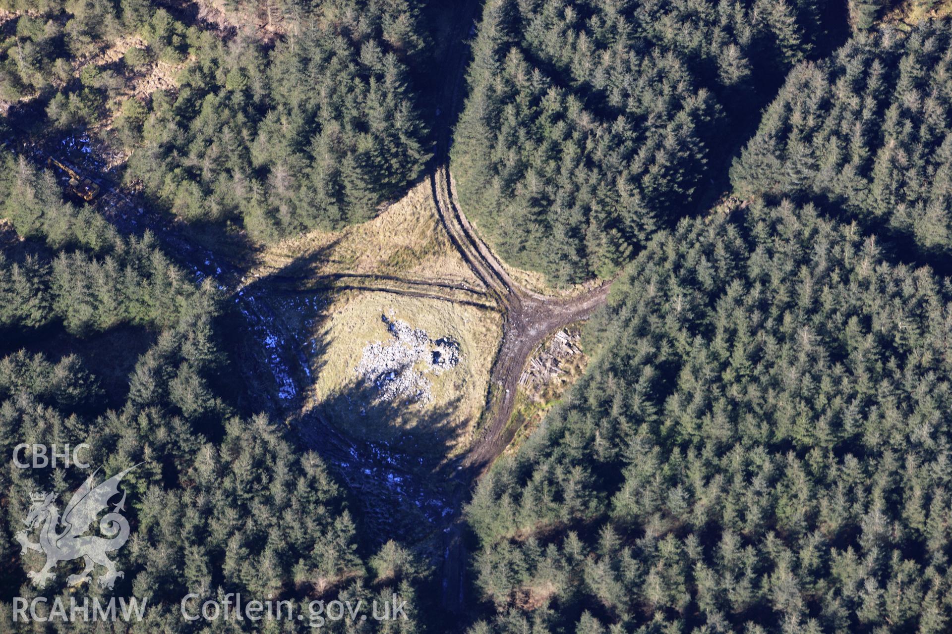 RCAHMW colour oblique photograph of Bedd-y-brenin cairn and cist. Taken by Toby Driver on 08/03/2010.