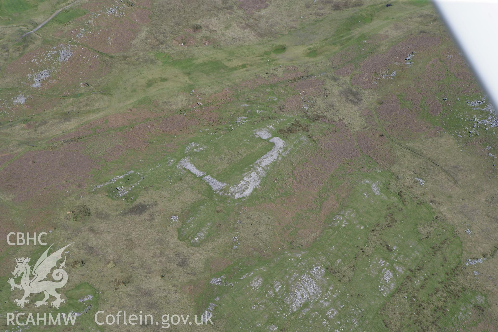 RCAHMW colour oblique photograph of Cefn Cilsanws Defended Enclosure. Taken by Toby Driver on 24/05/2010.