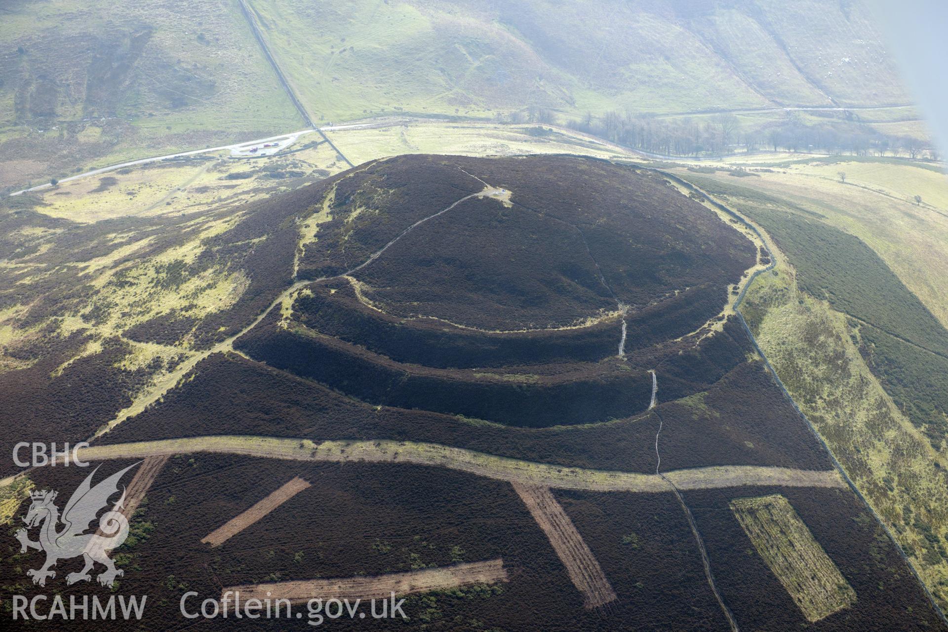 Moel Arthur hillfort, east of Denbigh. Oblique aerial photograph taken during the Royal Commission?s programme of archaeological aerial reconnaissance by Toby Driver on 28th February 2013.