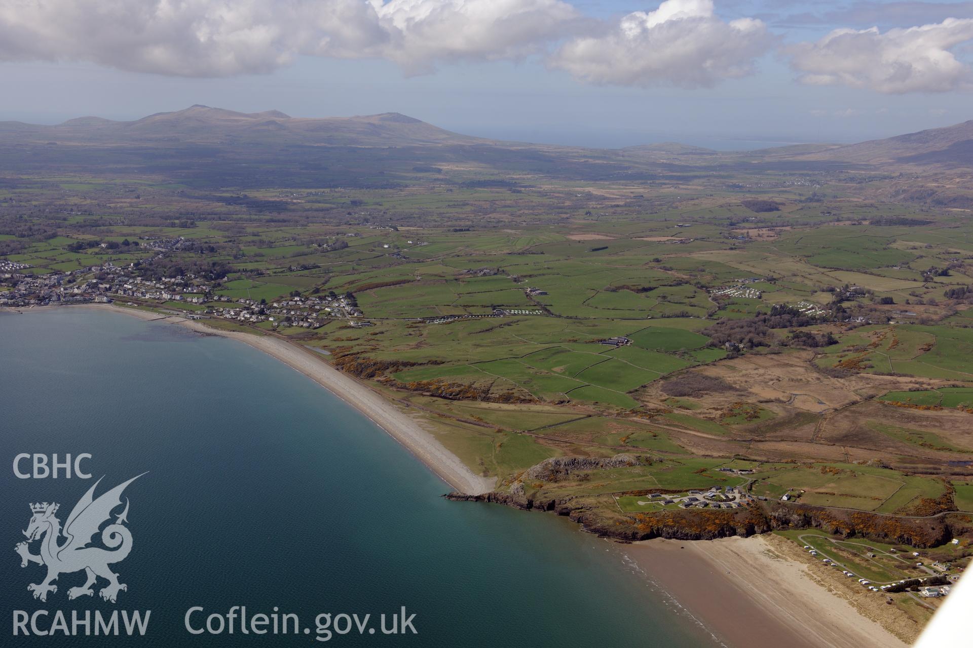 Criccieth town and Caer-Dynni burial chamber. Oblique aerial photograph taken during the Royal Commission?s programme of archaeological aerial reconnaissance by Toby Driver on 1st May 2013.