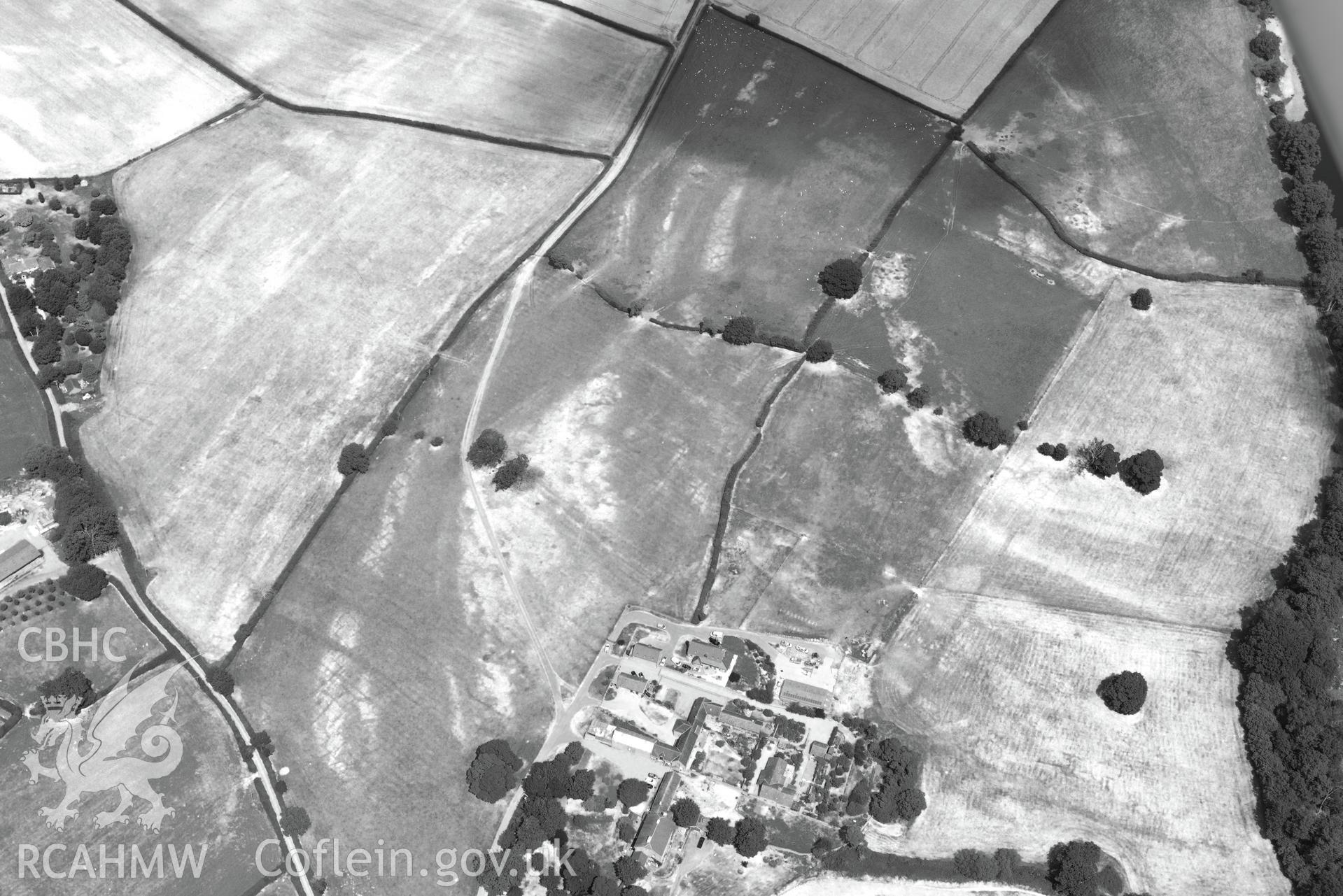 Royal Commission aerial photography of Clyro Roman fort, with parchmarks, taken on 19th July 2018 during the 2018 drought.