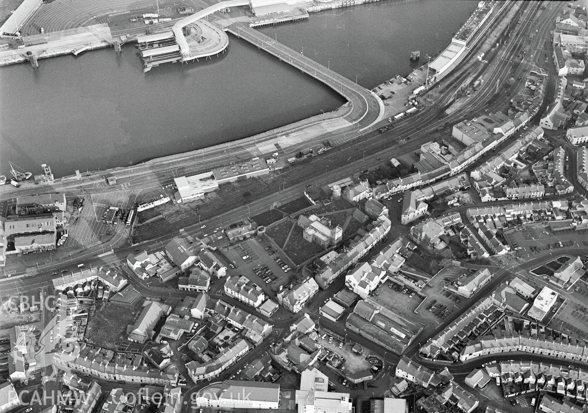 RCAHMW Black and white oblique aerial photograph of Caer Gybi Roman Fort, Holyhead, taken on 28/04/1999 by Toby Driver