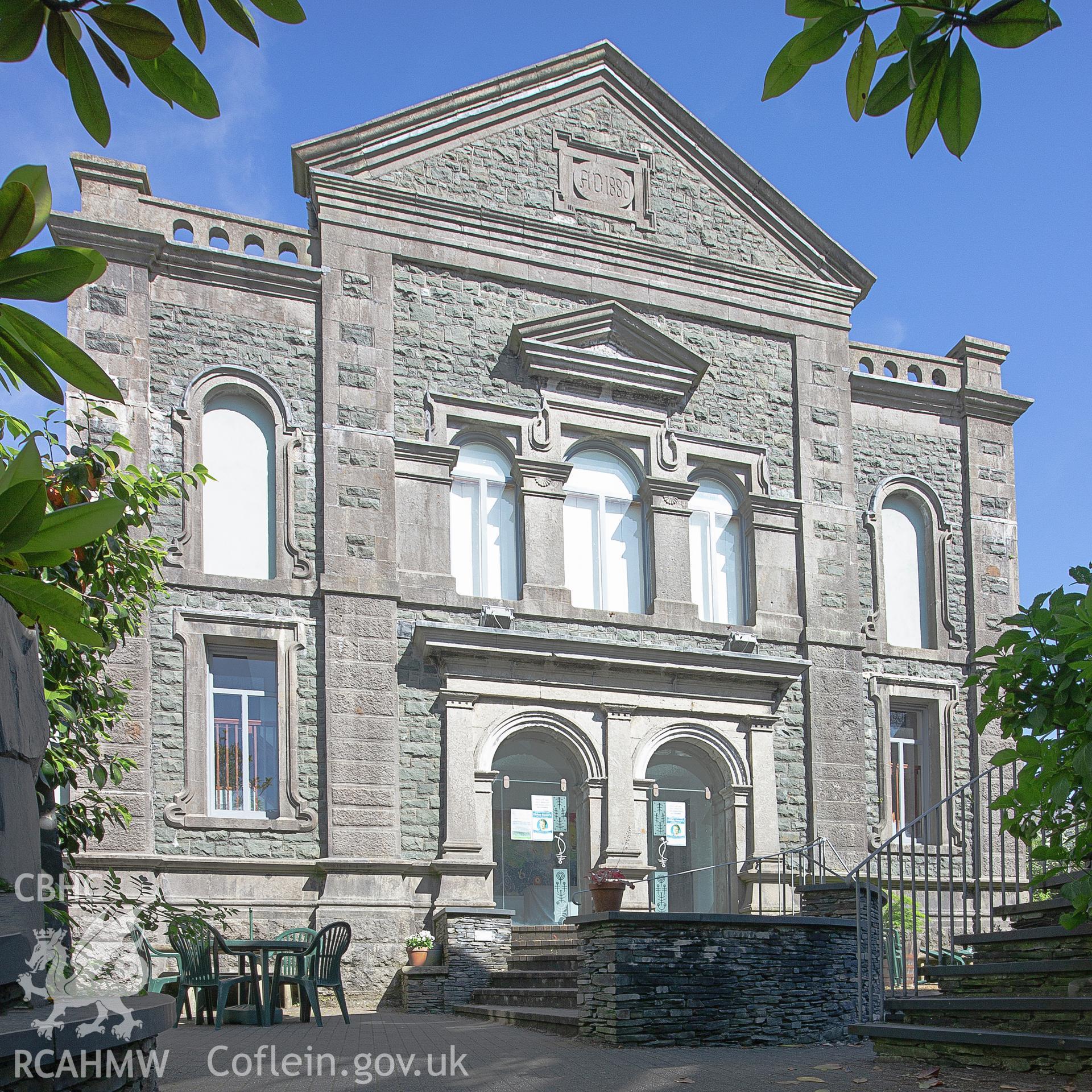 Colour photograph showing front elevation and entrance of Tabernacl Wesleyan Methodist Chapel, Pen-yr-Allt Street, Machynlleth. Photographed by Richard Barrett on 25th June 2018.