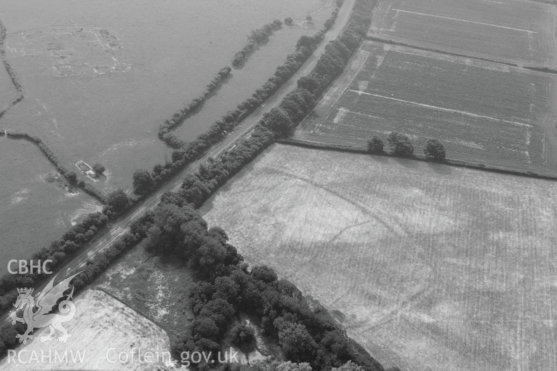 Royal Commission aerial photography of Water Lane defended enclosure recorded during drought conditions on 22nd July 2013.