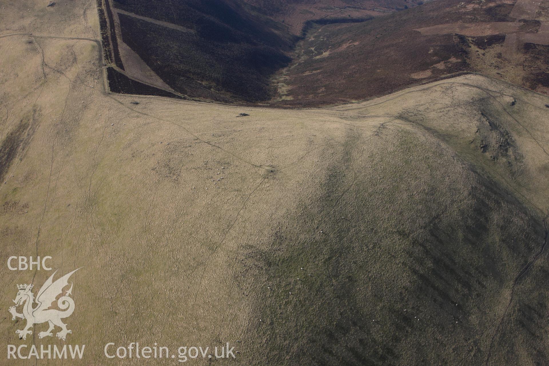 Moel-y-Plas barrow, south east of Ruthin. Oblique aerial photograph taken during the Royal Commission?s programme of archaeological aerial reconnaissance by Toby Driver on 28th February 2013.