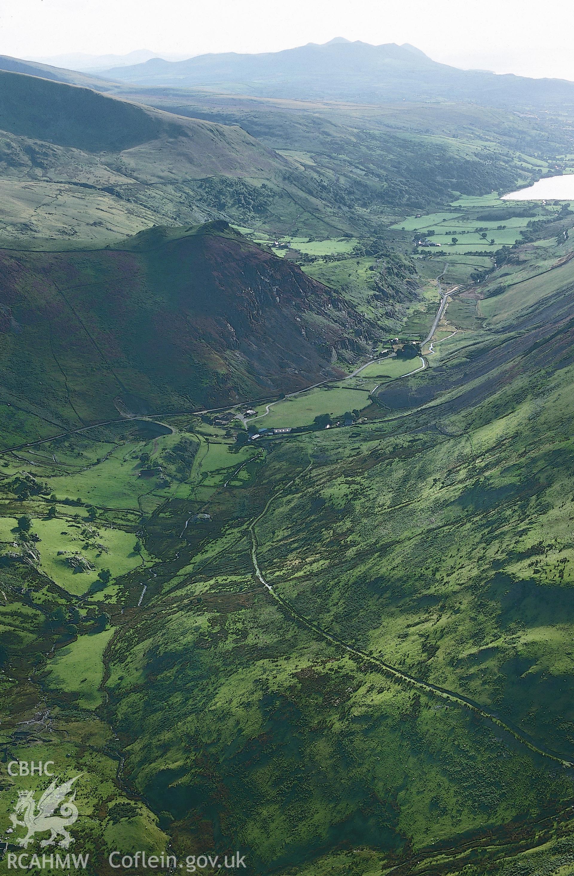 RCAHMW colour slide oblique aerial photograph of Drws-y-coed, Prehistoric Settlement, Llanllyfni, taken on 20/08/1999 by Toby Driver