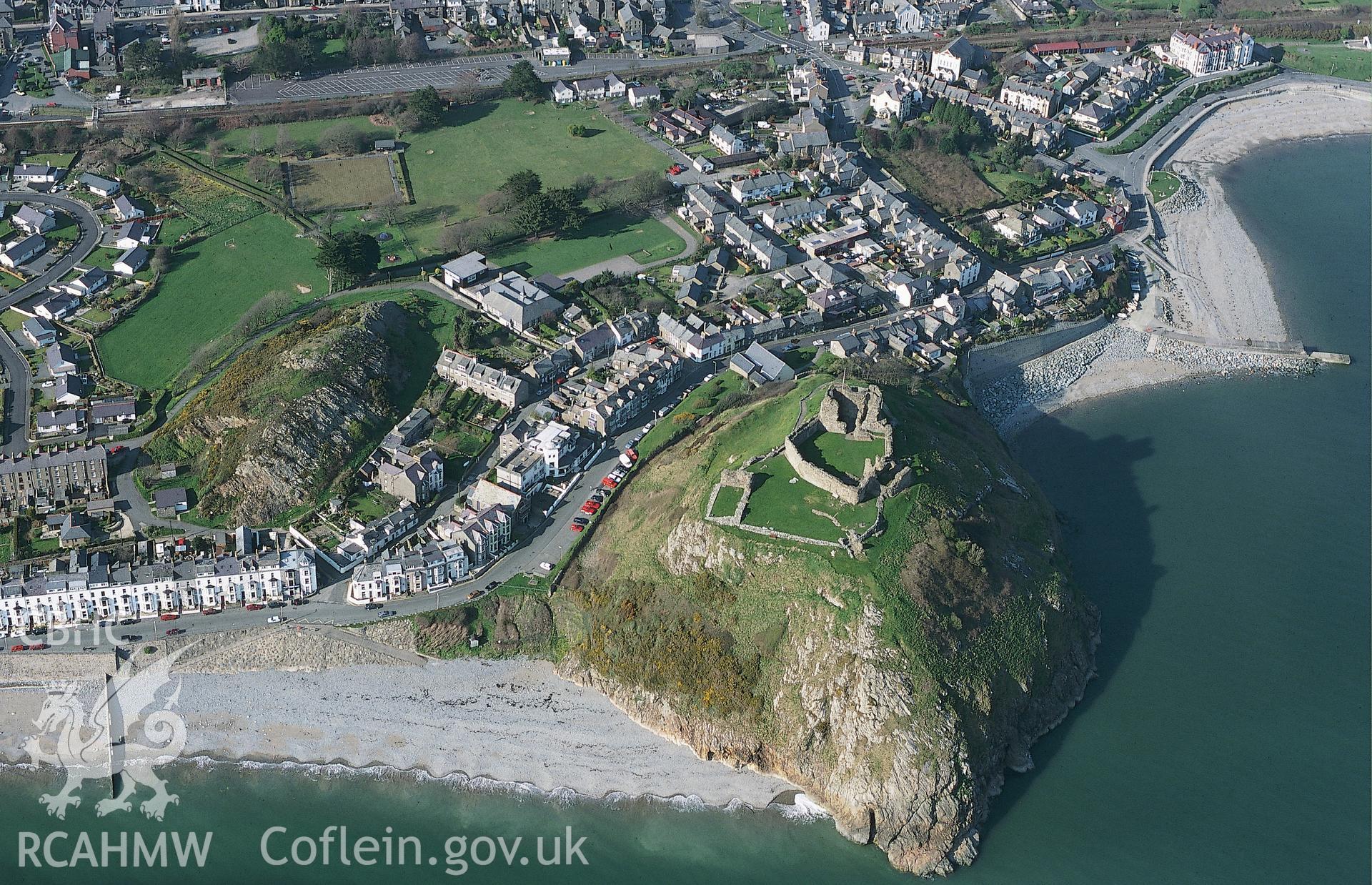 RCAHMW colour slide oblique aerial photograph of Criccieth Castle, Criccieth, taken by T.G.Driver on the 30/03/2000