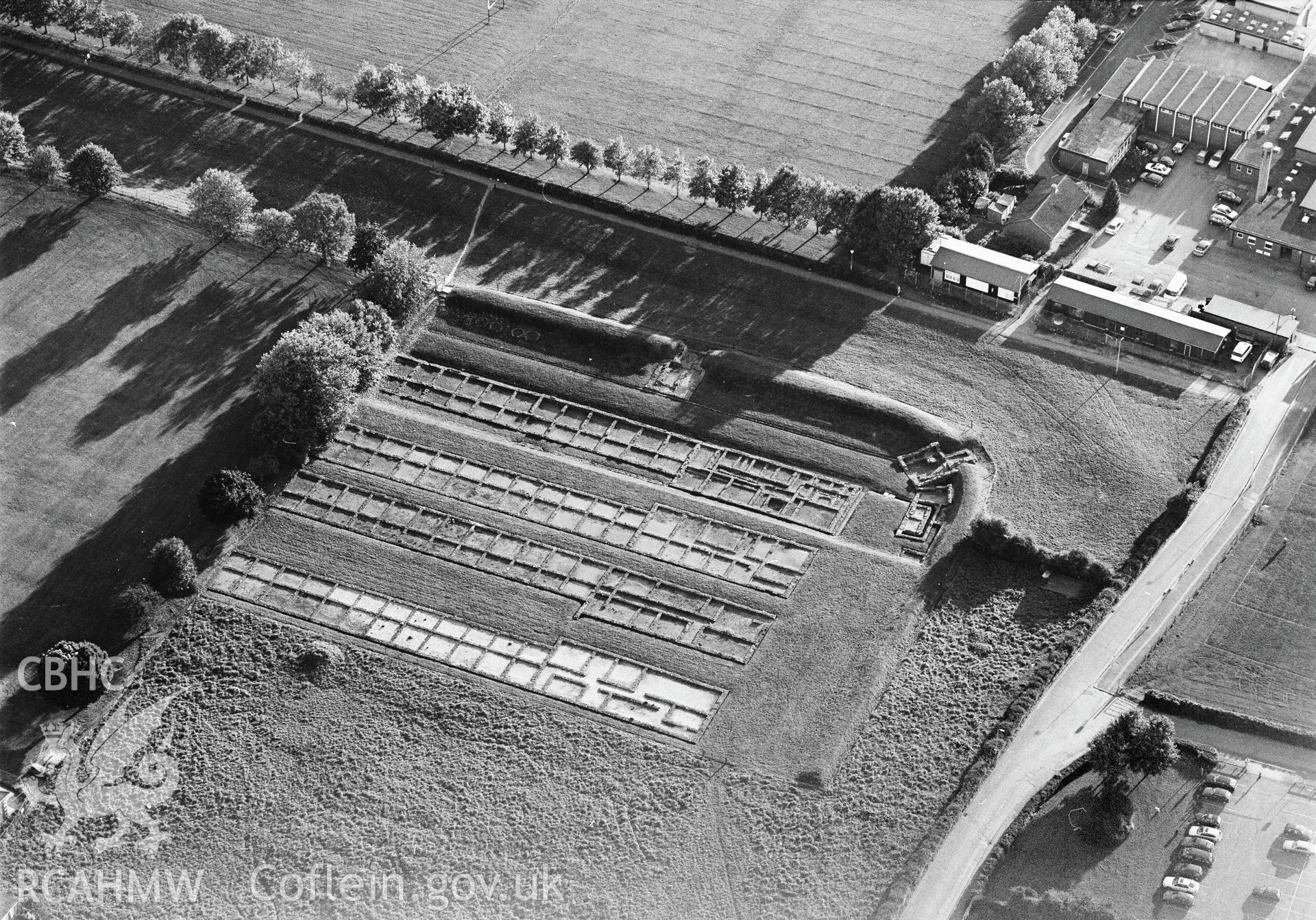 RCAHMW Black and white oblique aerial photograph of Roman Barracks in Prysg Field, Caerleon, taken on 18/10/1999 by Toby Driver