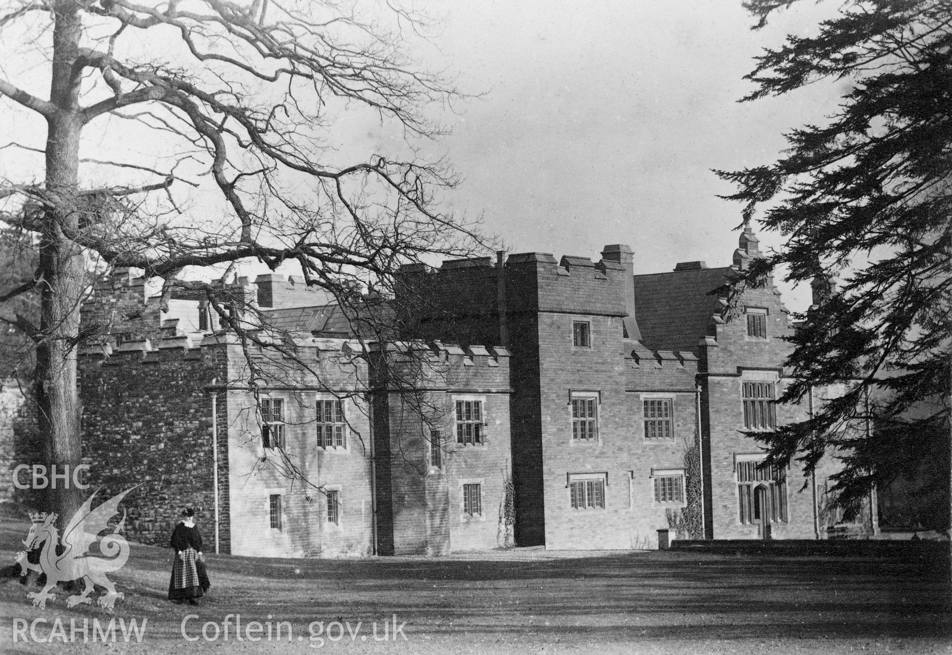 Postcard view showing Maesgwynne, Llanboidy.