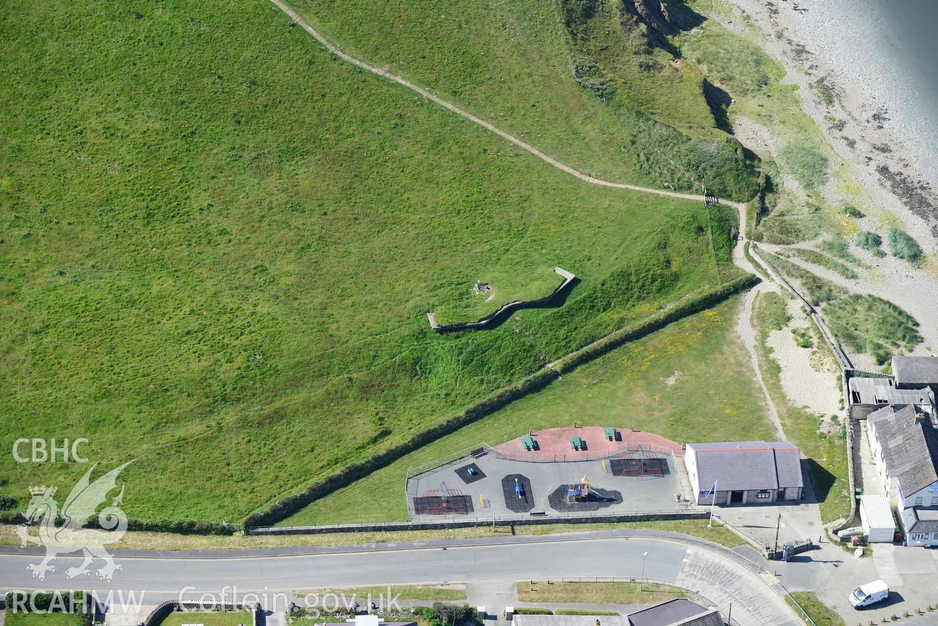 Seagull trench on the southern outskirts of Dinas Dinlle. Oblique aerial photograph taken during the Royal Commission's programme of archaeological aerial reconnaissance by Toby Driver on 23rd June 2015.