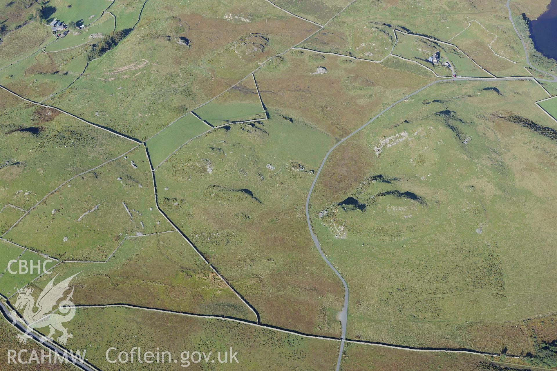 Standing stone at Carreg-y-Big and clearance & cultivation features north west of Hafotty Fach, near Cadair Idris. Oblique aerial photograph taken during the Royal Commission?s programme of archaeological aerial reconnaissance by Toby Driver on 2/10/2015.