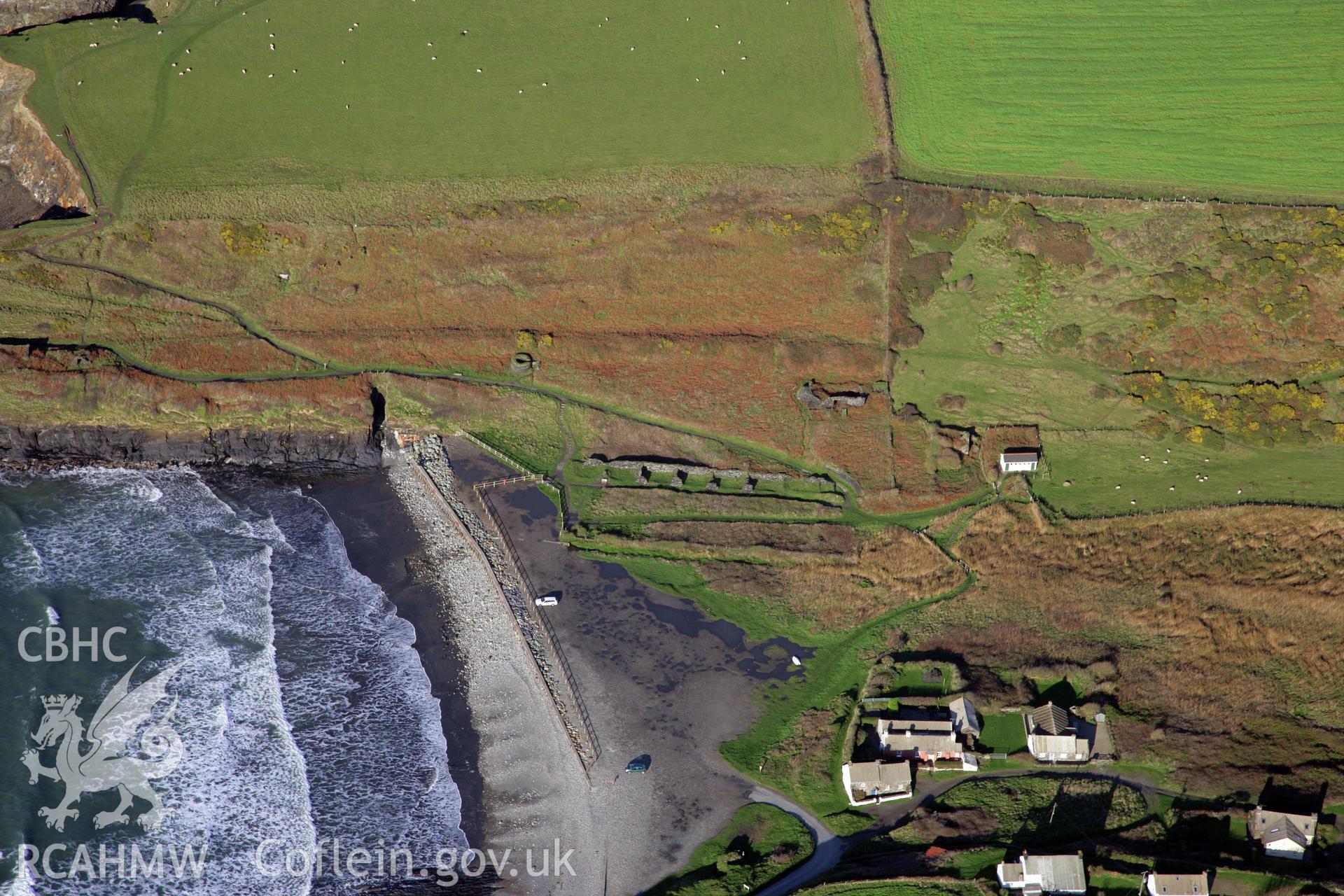 RCAHMW colour oblique photograph of Aber Eiddy industrial complex, lime kiln and adjacent group of cottages, viewed from the south. Taken by O. Davies & T. Driver on 22/11/2013.