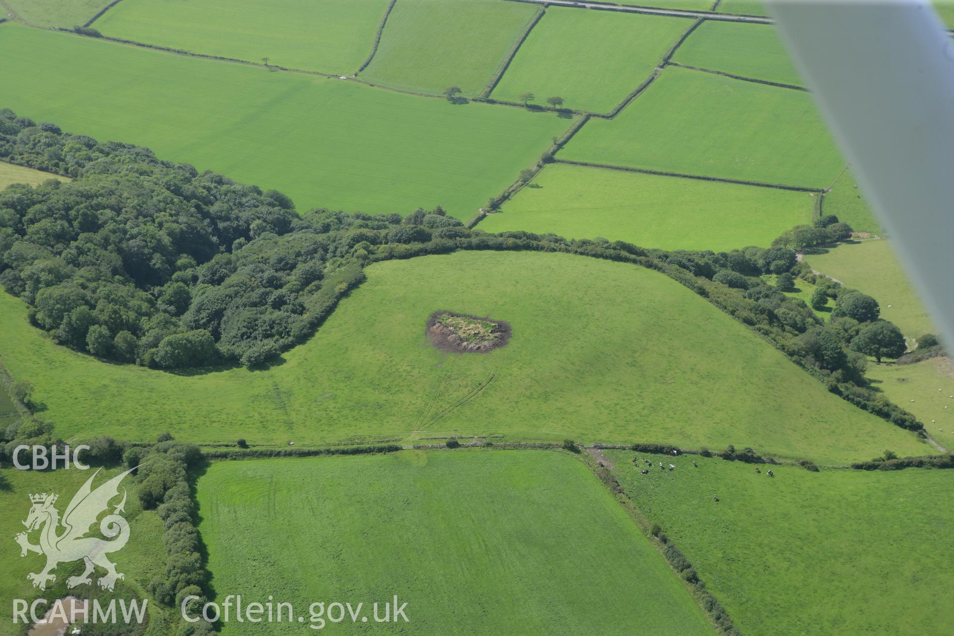 RCAHMW colour oblique photograph of Castell Mawr. Taken by Toby Driver and Oliver Davies on 28/06/2011.