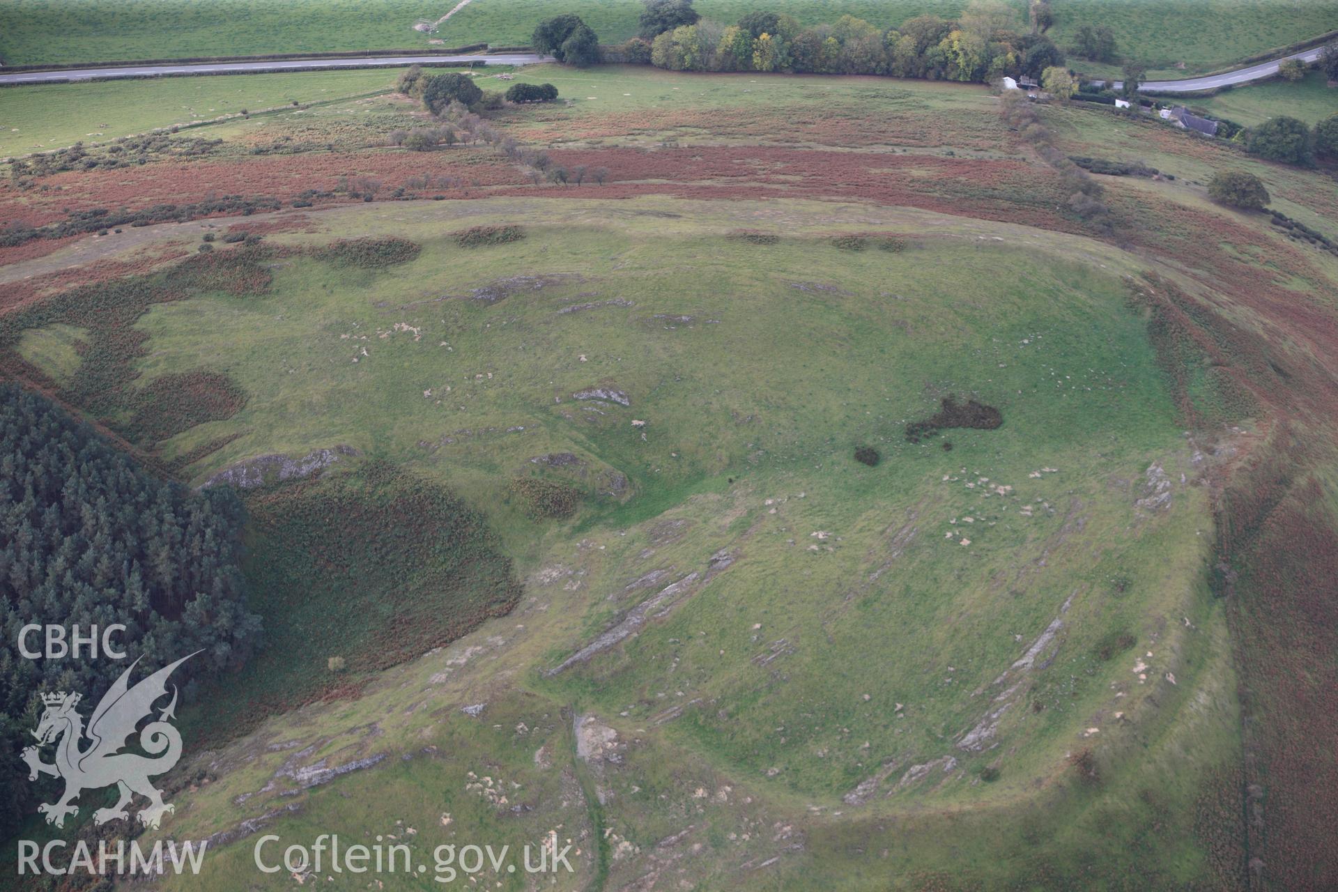 RCAHMW colour oblique photograph of Llwyn Bryn-Dinas, Hillfort. Taken by Toby Driver on 04/10/2011.