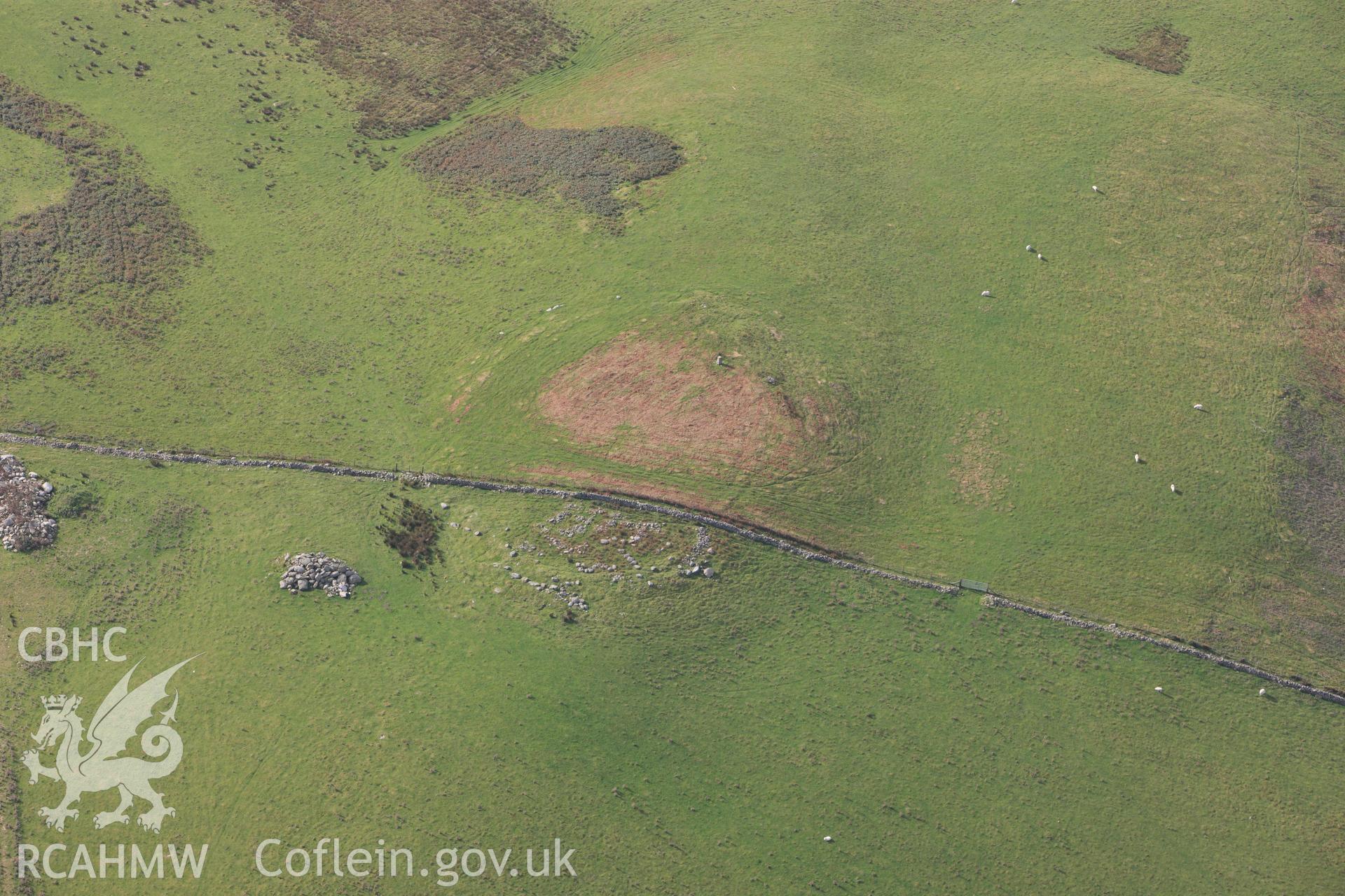 RCAHMW colour oblique photograph of Mynydd Rhyd Ddu, Enclosure. Taken by Toby Driver on 04/10/2011.