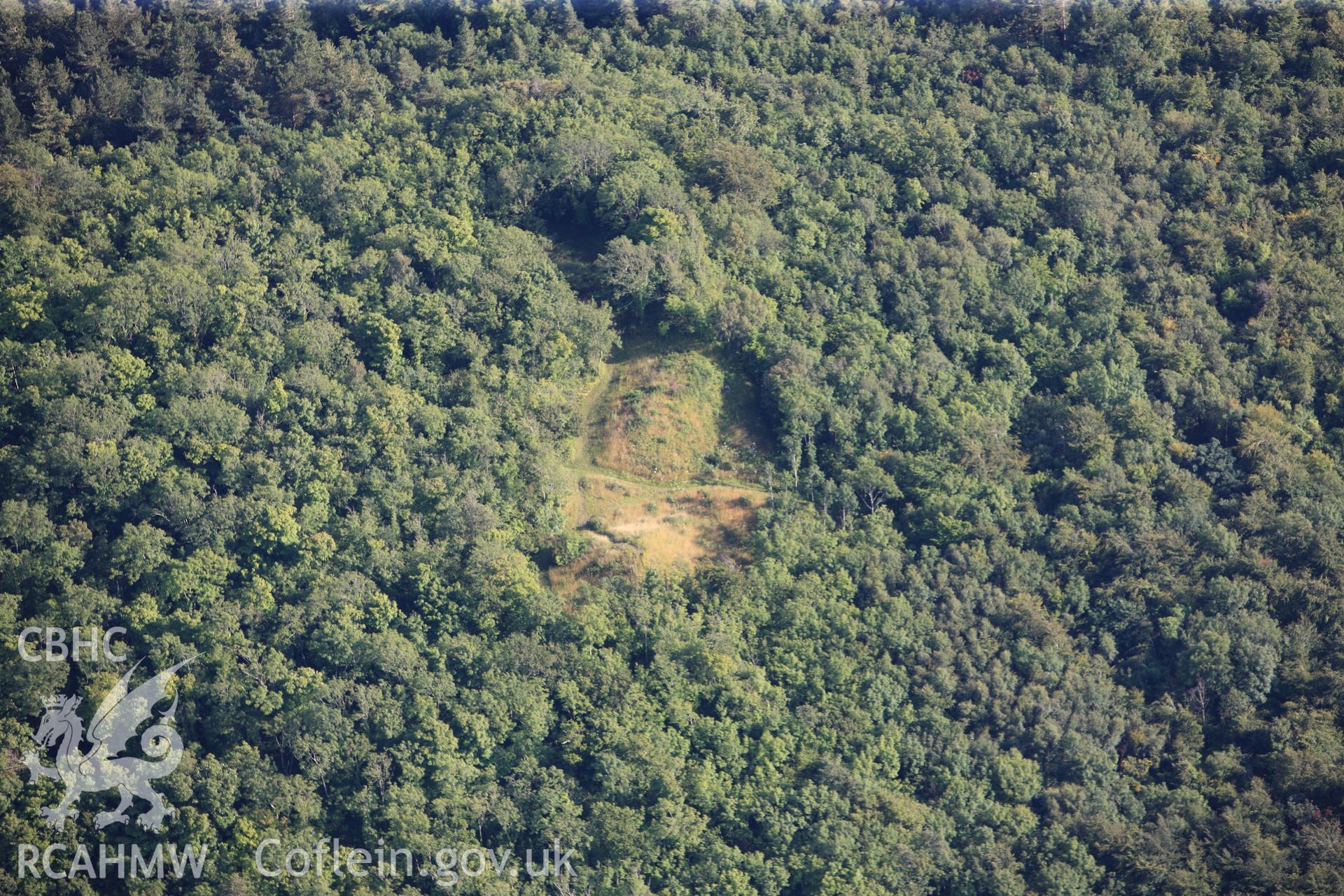 RCAHMW colour oblique photograph of Castell Cawr. Taken by Toby Driver and Oliver Davies on 27/07/2011.