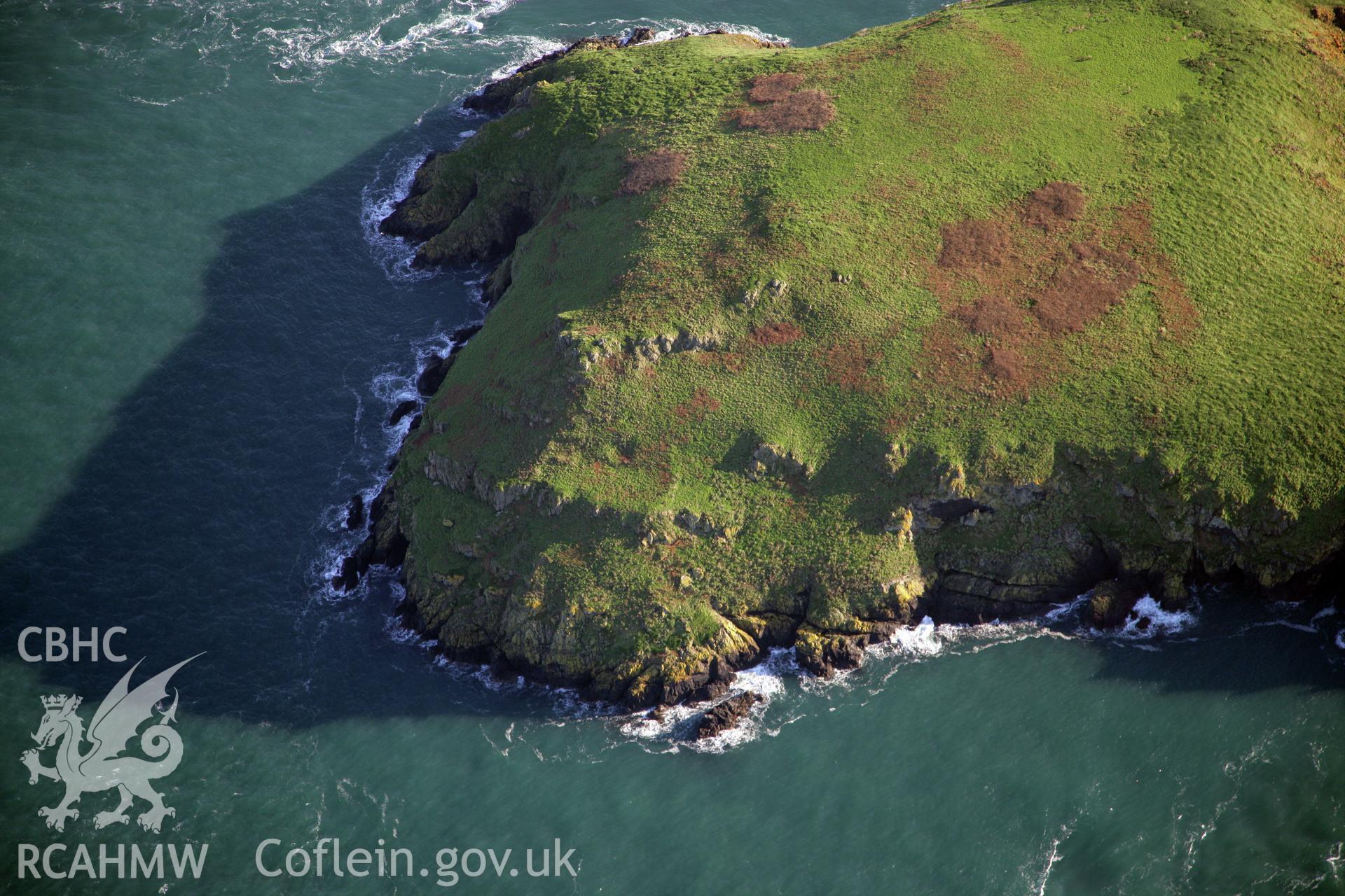 RCAHMW colour oblique photograph of settlement features, Midland Isle, Skomer Island. Taken by O. Davies & T. Driver on 22/11/2013.