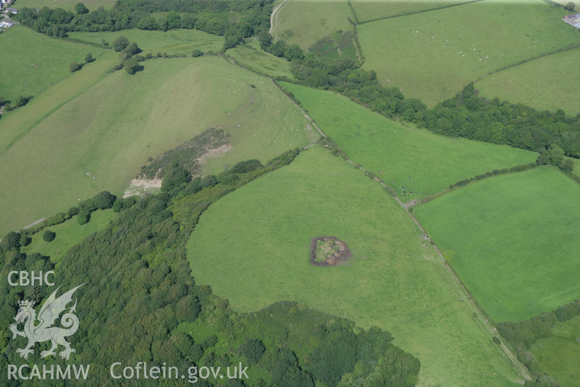 RCAHMW colour oblique photograph of Castell Mawr. Taken by Toby Driver and Oliver Davies on 28/06/2011.