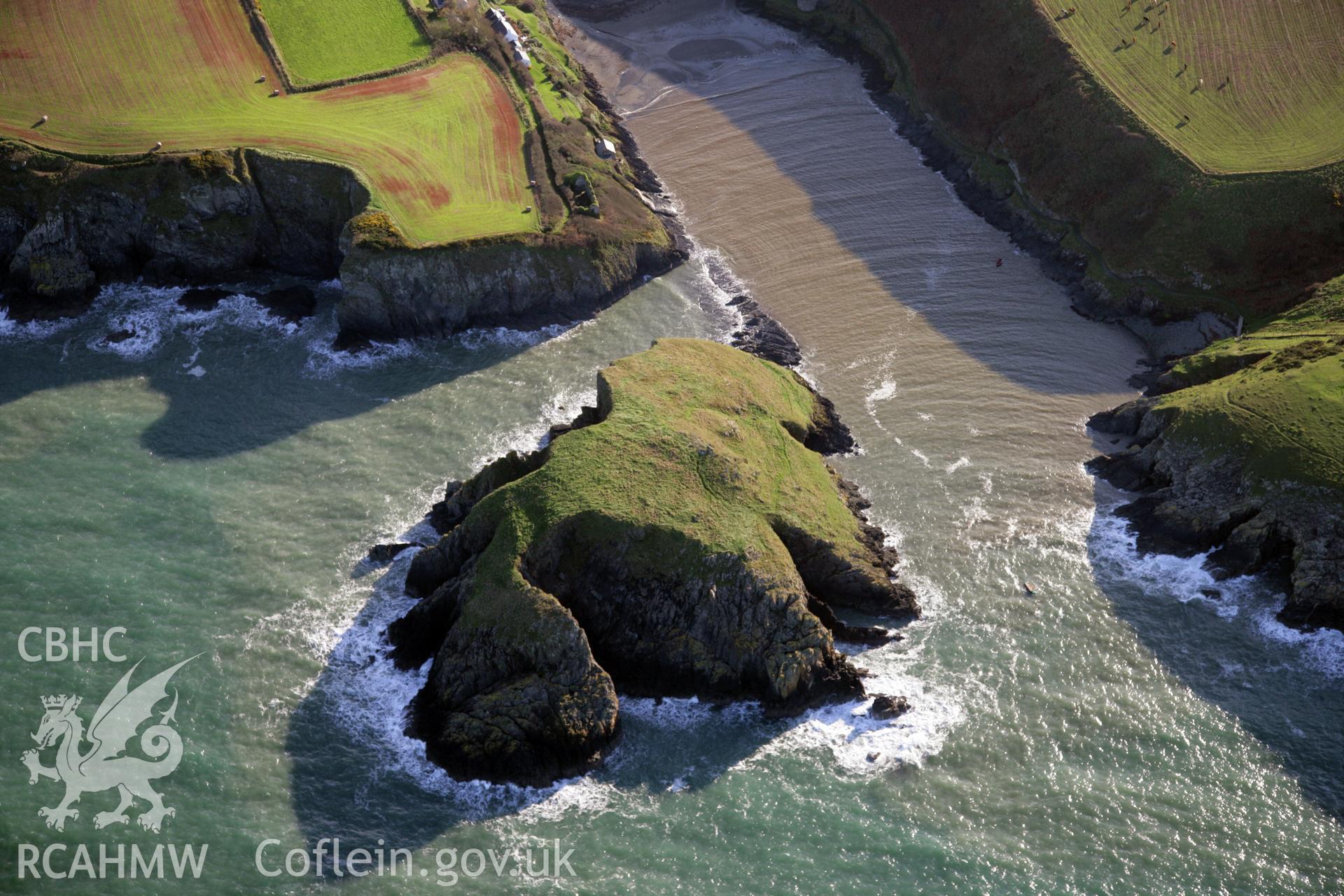 RCAHMW colour oblique photograph of Ynys y Castell, Abercastle. Taken by O. Davies & T. Driver on 22/11/2013.