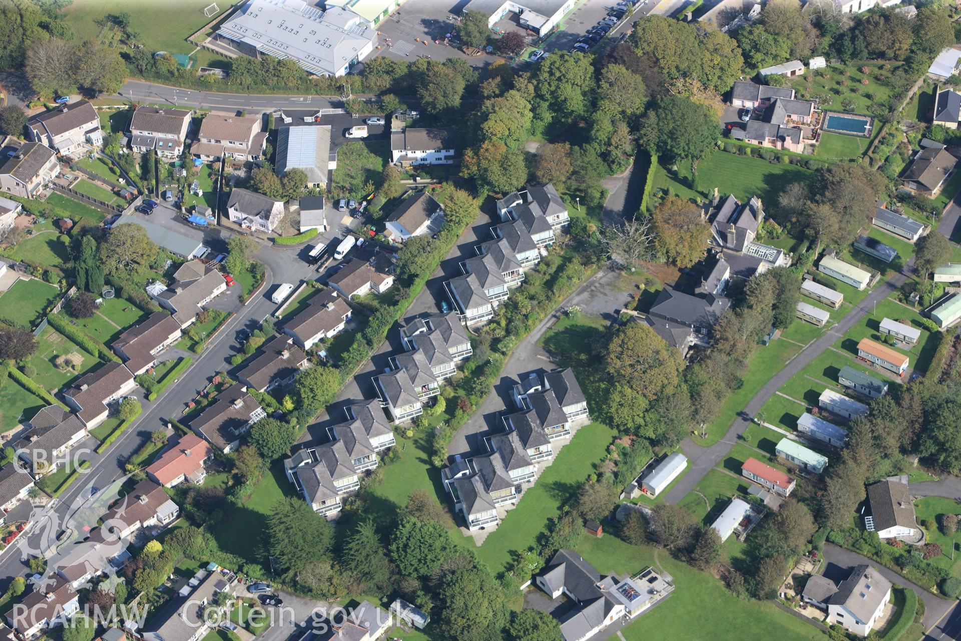 RCAHMW colour oblique photograph of view of holiday development, Saundersfoot. Taken by Toby Driver and Oliver Davies on 28/09/2011.