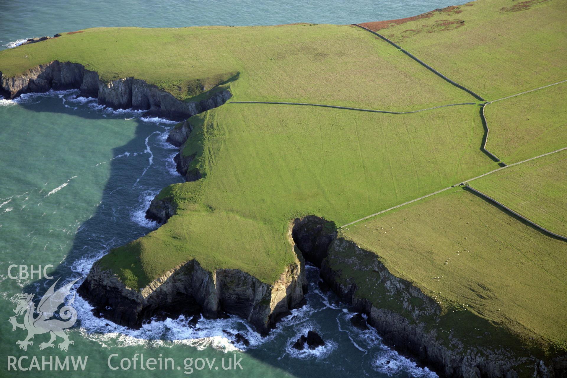 RCAHMW colour oblique photograph of Trwyn Ogog Hen cultivation features and Trwyn Sion-Owen relict field system, Ramsey Island. Taken by O. Davies & T. Driver on 22/11/2013.